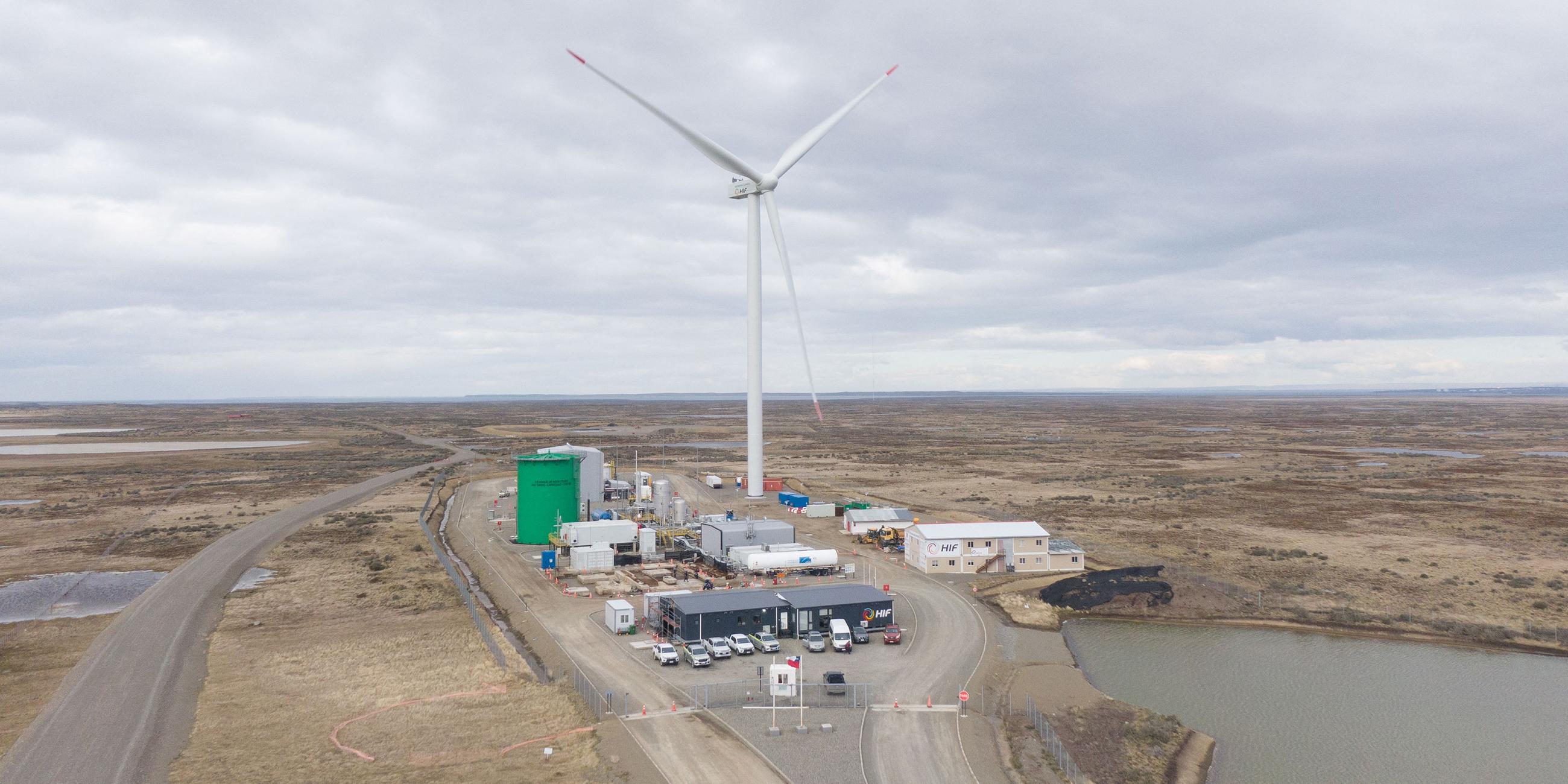 Eine Drohnenansicht der Pilotanlage "Haru Oni" zur Produktion von E-Fuels in Patagonien, Chile