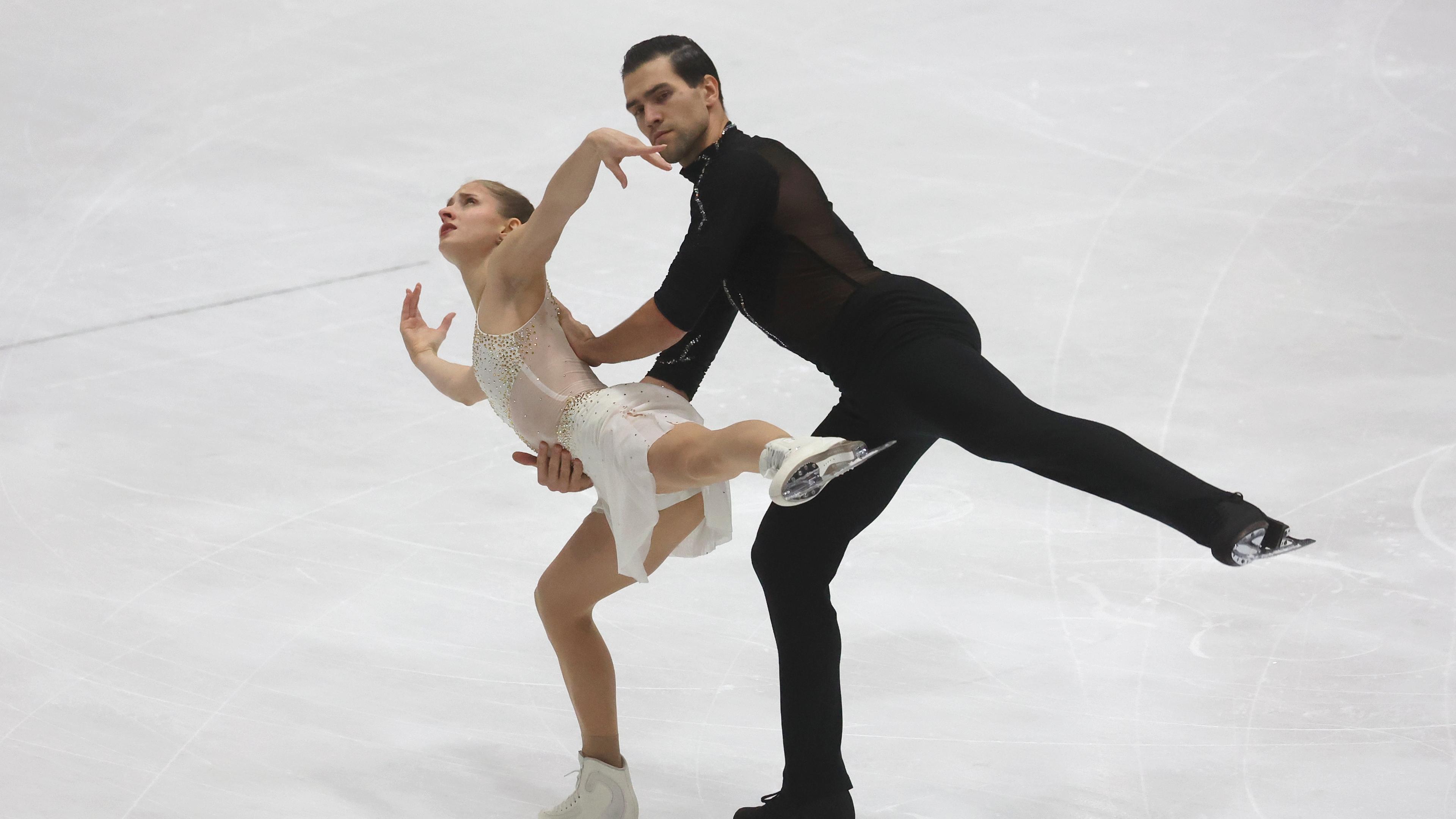 Minerva Hase und Nikita Wolodin auf dem Eis