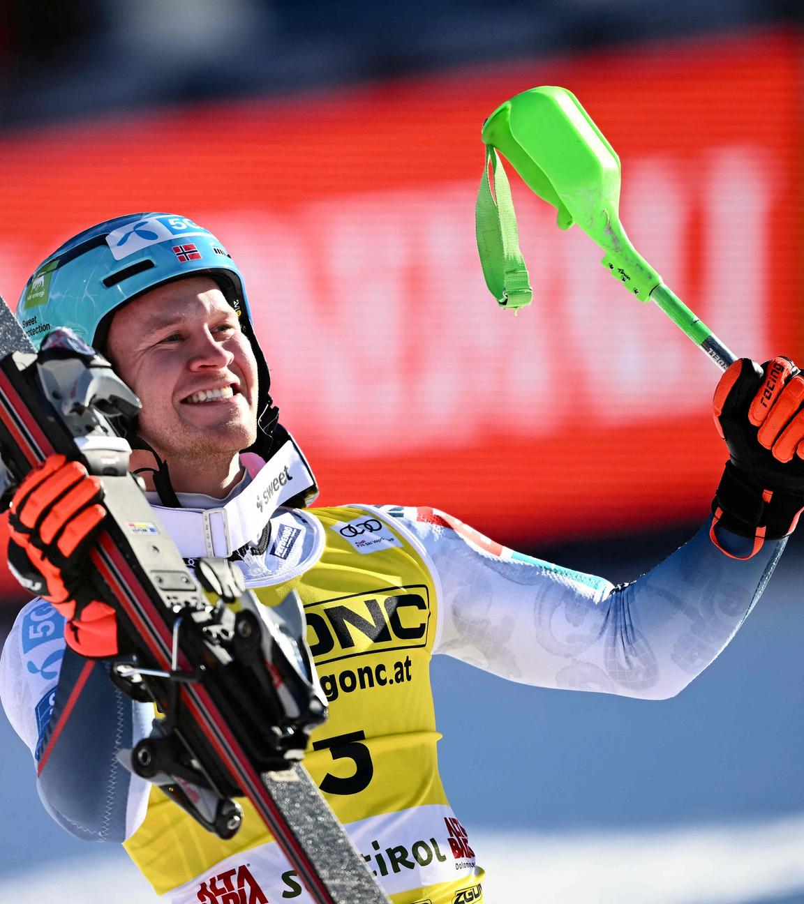 Timon Haugan jubelt über seinen Sieg beim Slalom in Alta Badia