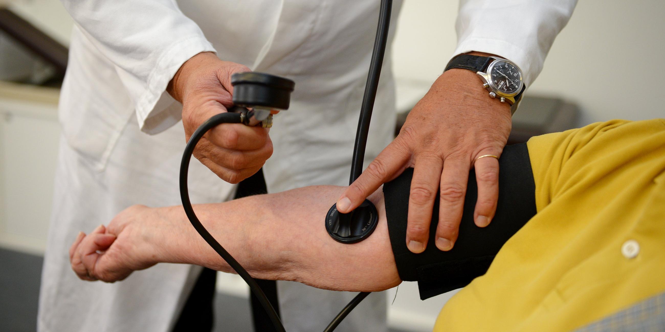Symbolbild: Hausarzt misst Blutdruck