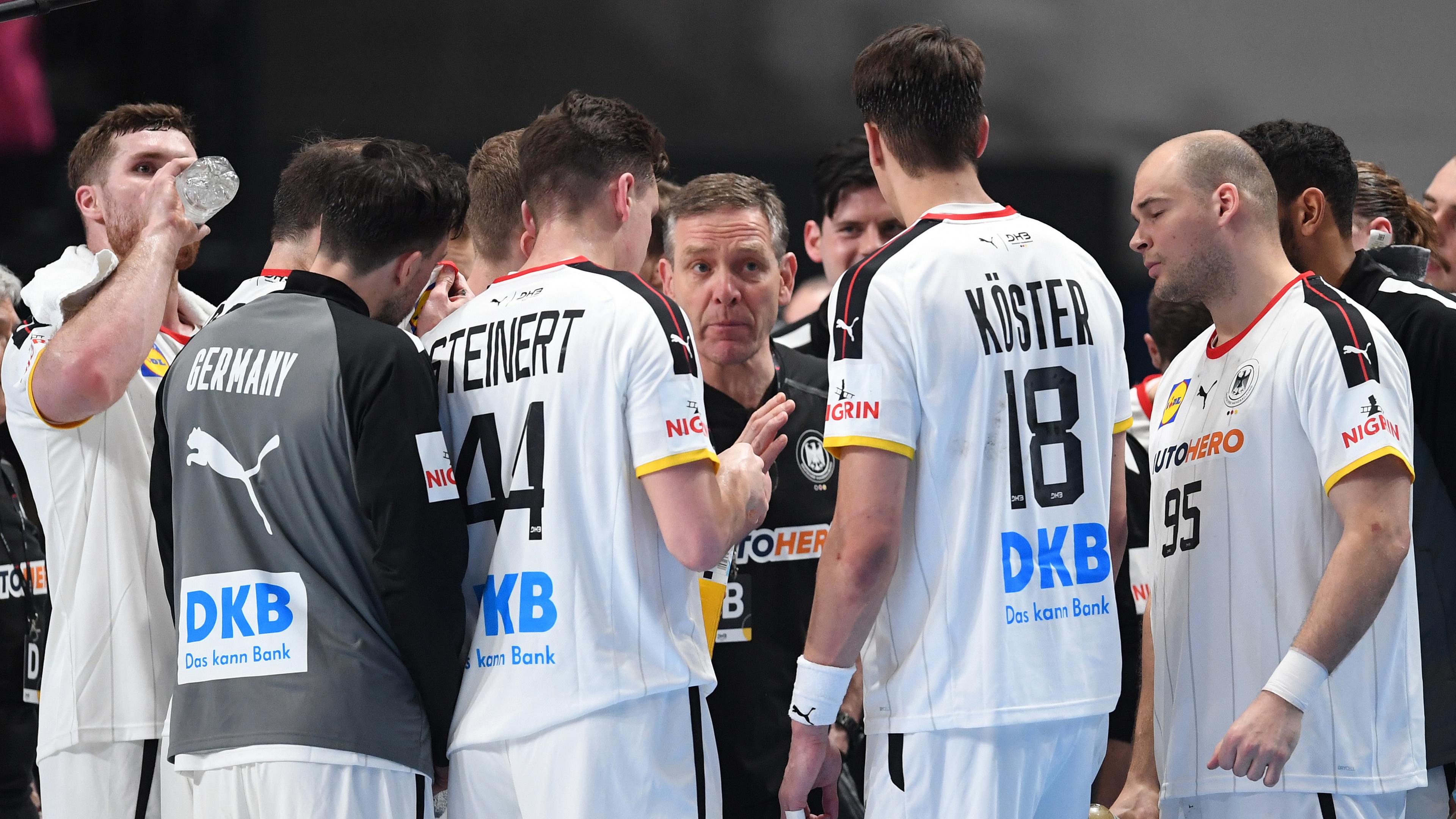 Handball-Länderspiel, Deutschland - Island: Trainer Alfred Gislason spricht mit seinen Spielern