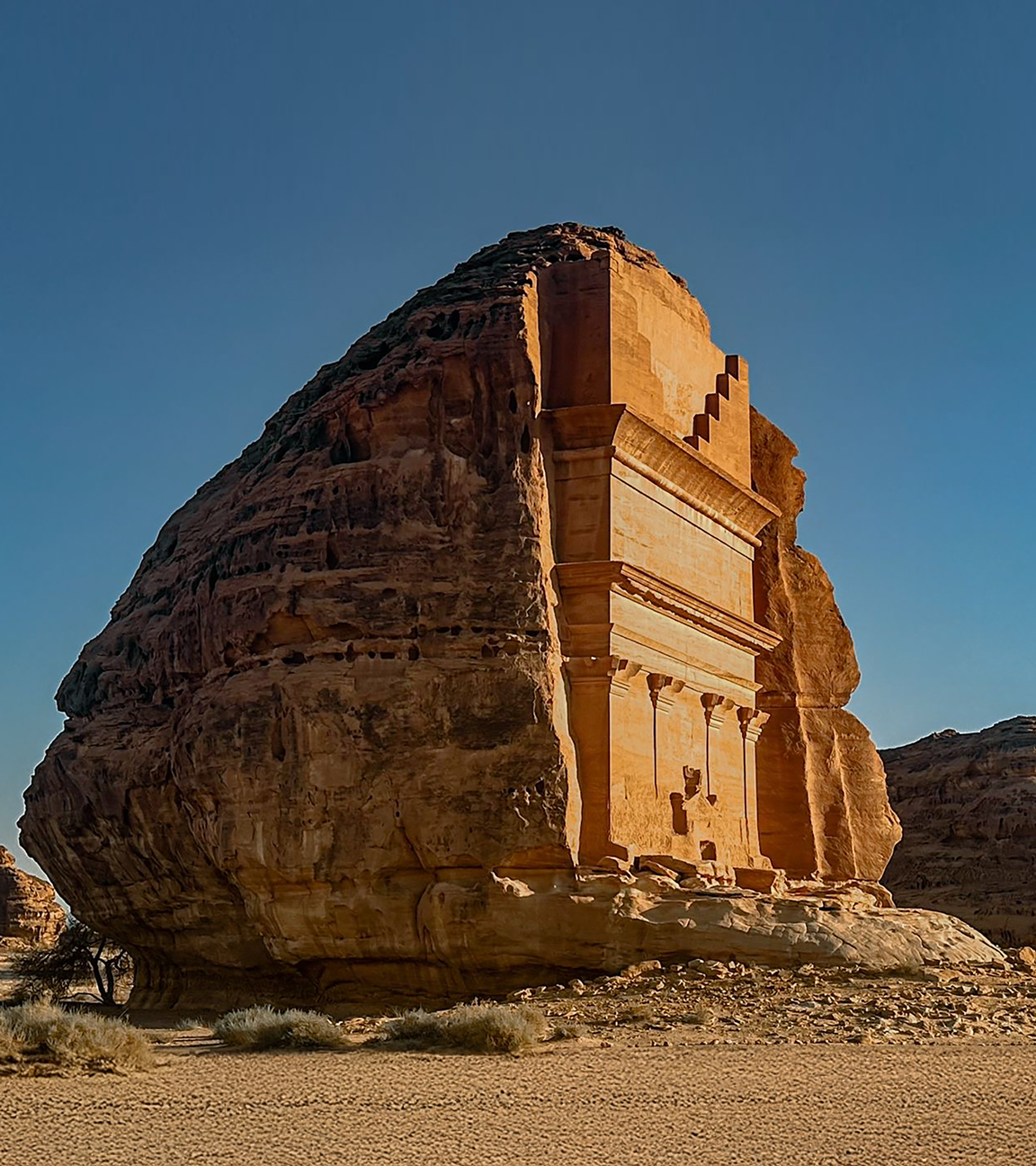 Die in den Felsen gehauene Fassade eines Grabes in der nabatäischen Totenstadt Hegra im Königreich Saudi-Arabien.