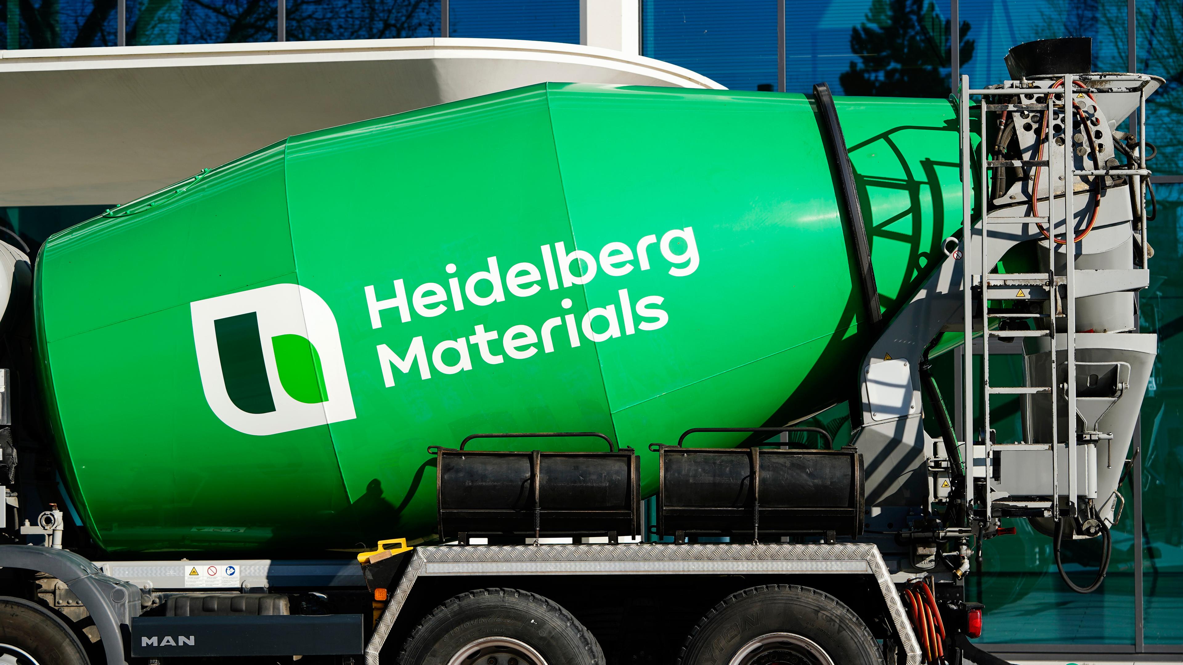 Baden-Württemberg, Heidelberg: Eine Firmenlogo des Baustoffkonzerns "Heidelberg Materials", ehemals "HeidelbergCement", ist an einem vor der Firmenzentrale geparkten Betonmischer angebracht.