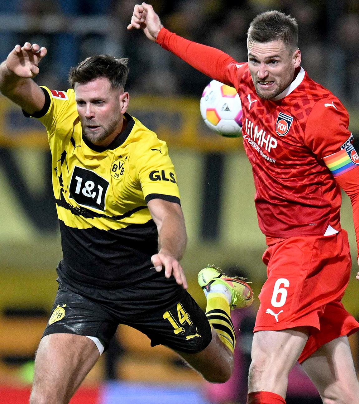 Dortmunds Niclas Füllkrug und Heidenheims Patrick Mainka springen zum Ball.