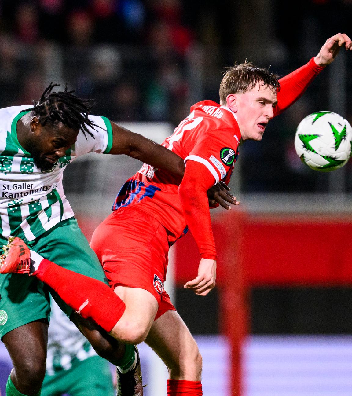 Conference League, 1. FC Heidenheim - FC St. Gallen: St. Gallens Stephan Ambrosius (l.) bedrängtHeidenheims Mikkel Kaufmann.