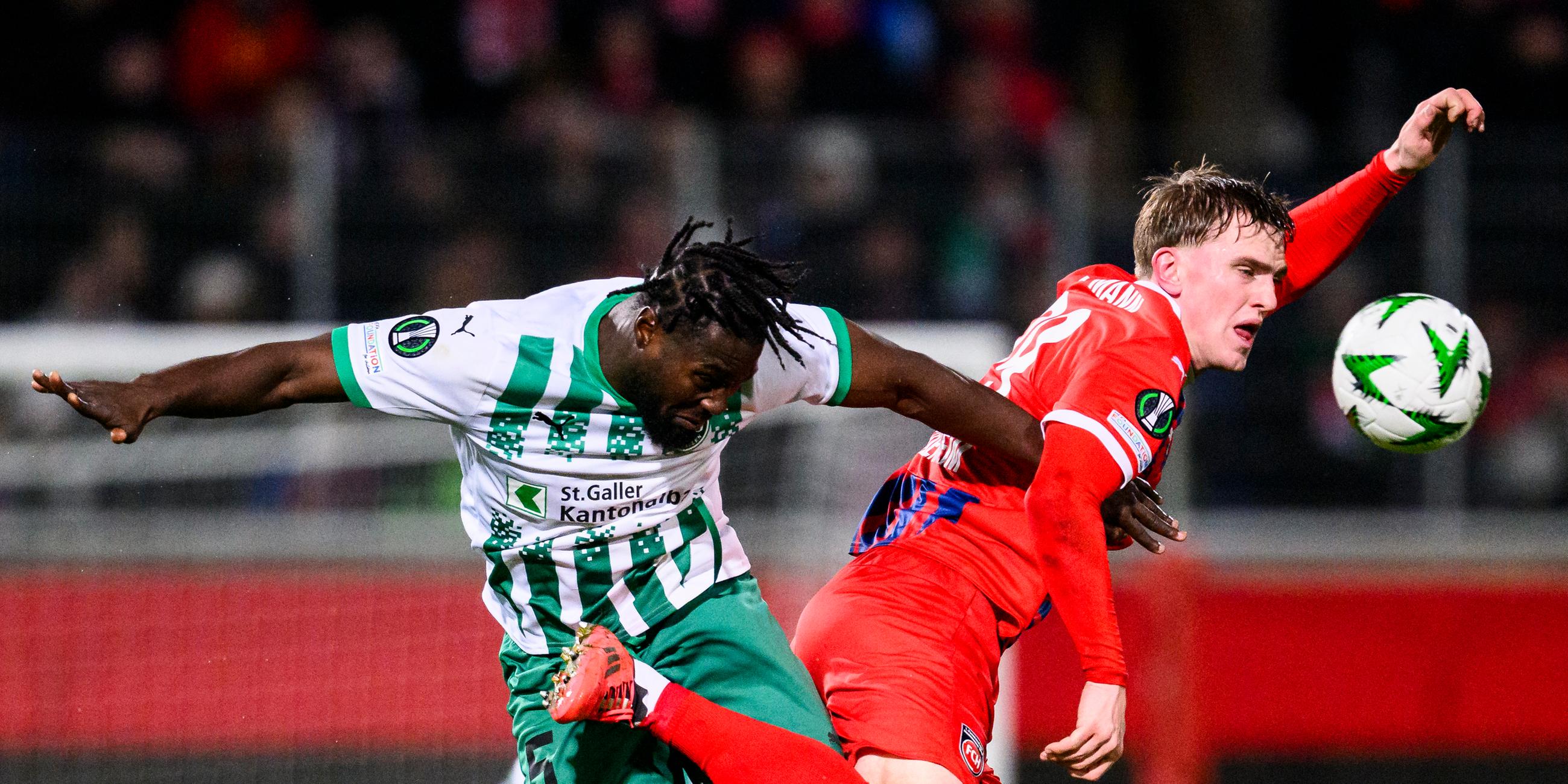 Conference League, 1. FC Heidenheim - FC St. Gallen: St. Gallens Stephan Ambrosius (l.) bedrängt Heidenheims Mikkel Kaufmann.