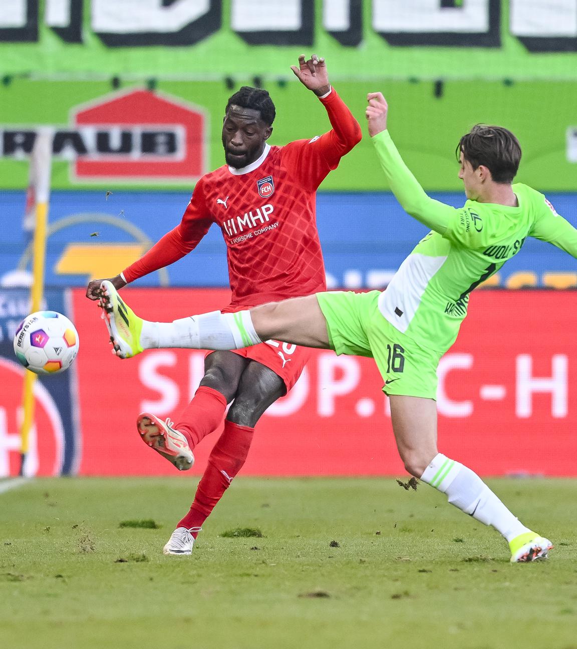 Heidenheims Omar Traore in Aktion gegen Wolfsburgs Jakub Kaminski beim Spiel am 20.01.2024.