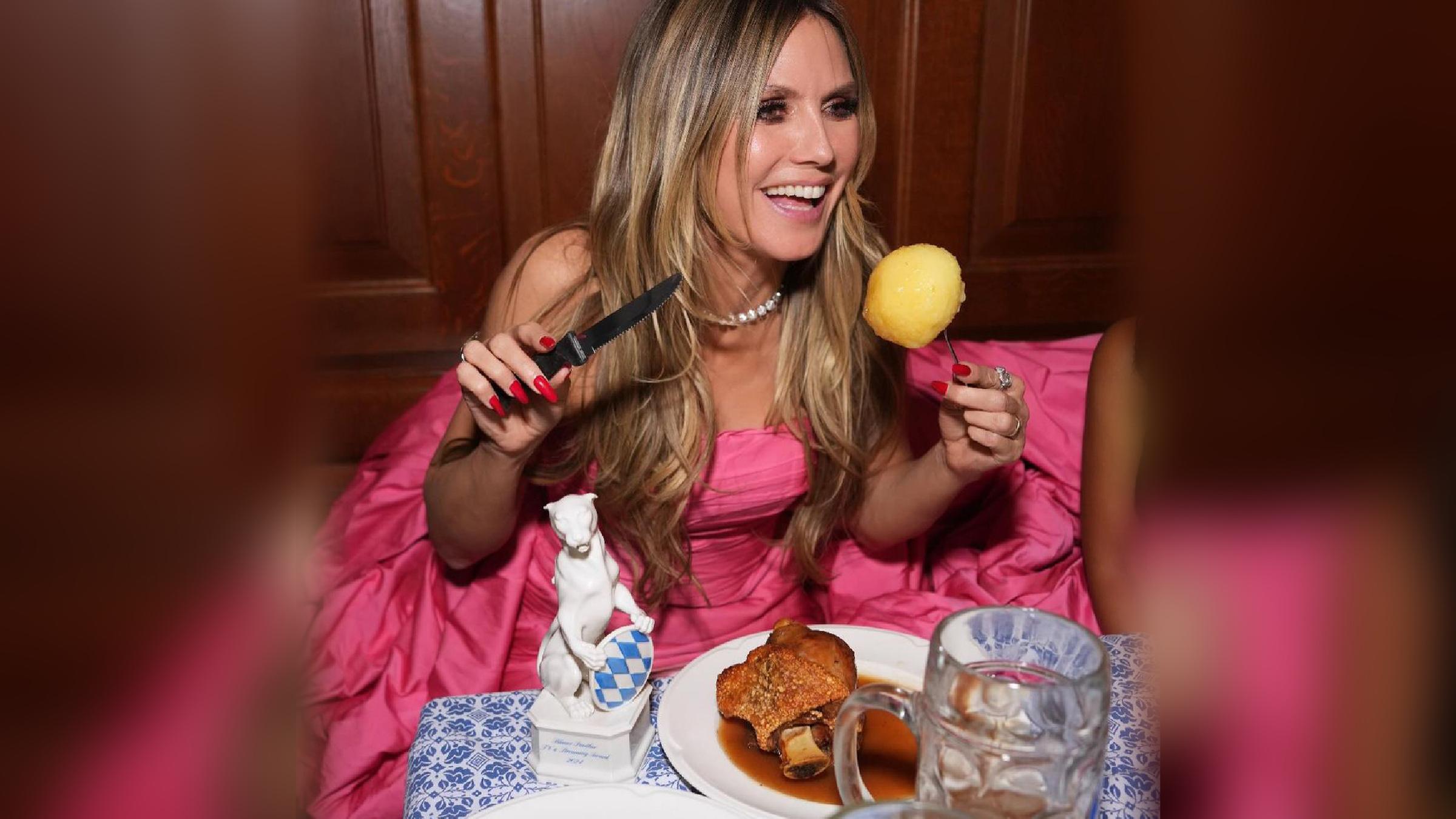 Heidi Klum isst Knödel im Münchner Hochbräuhaus.