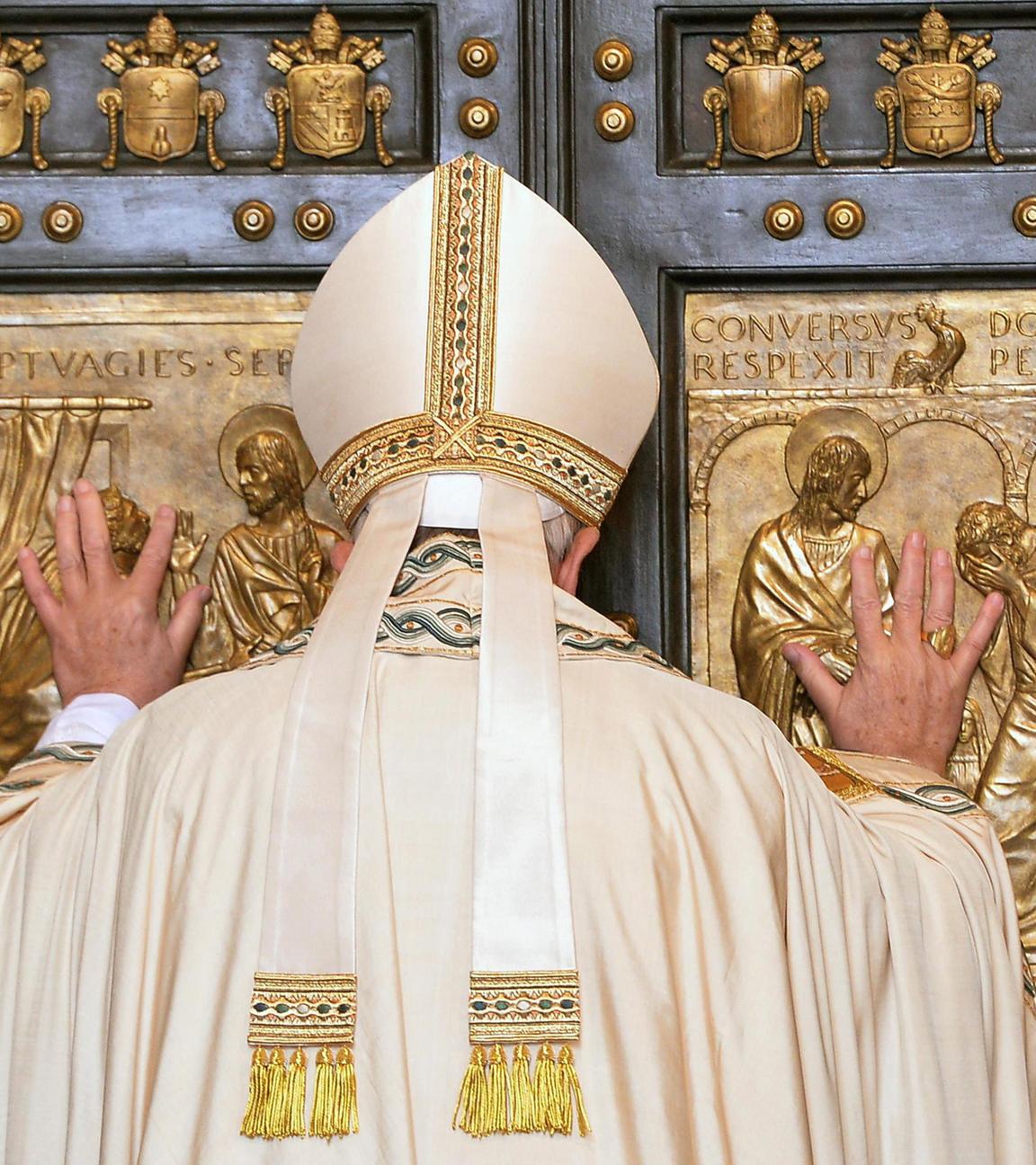 Papst Franziskus öffnet zum Heiligen Jahr der Barmherzigkeit 2016 die Heilige Pforte des Petersdoms.