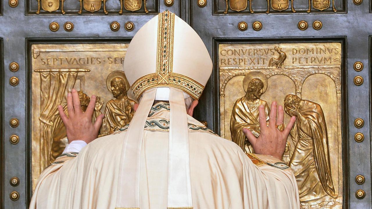 Heiliges Jahr 2025 Papst die Heilige Pforte in Rom ZDFheute