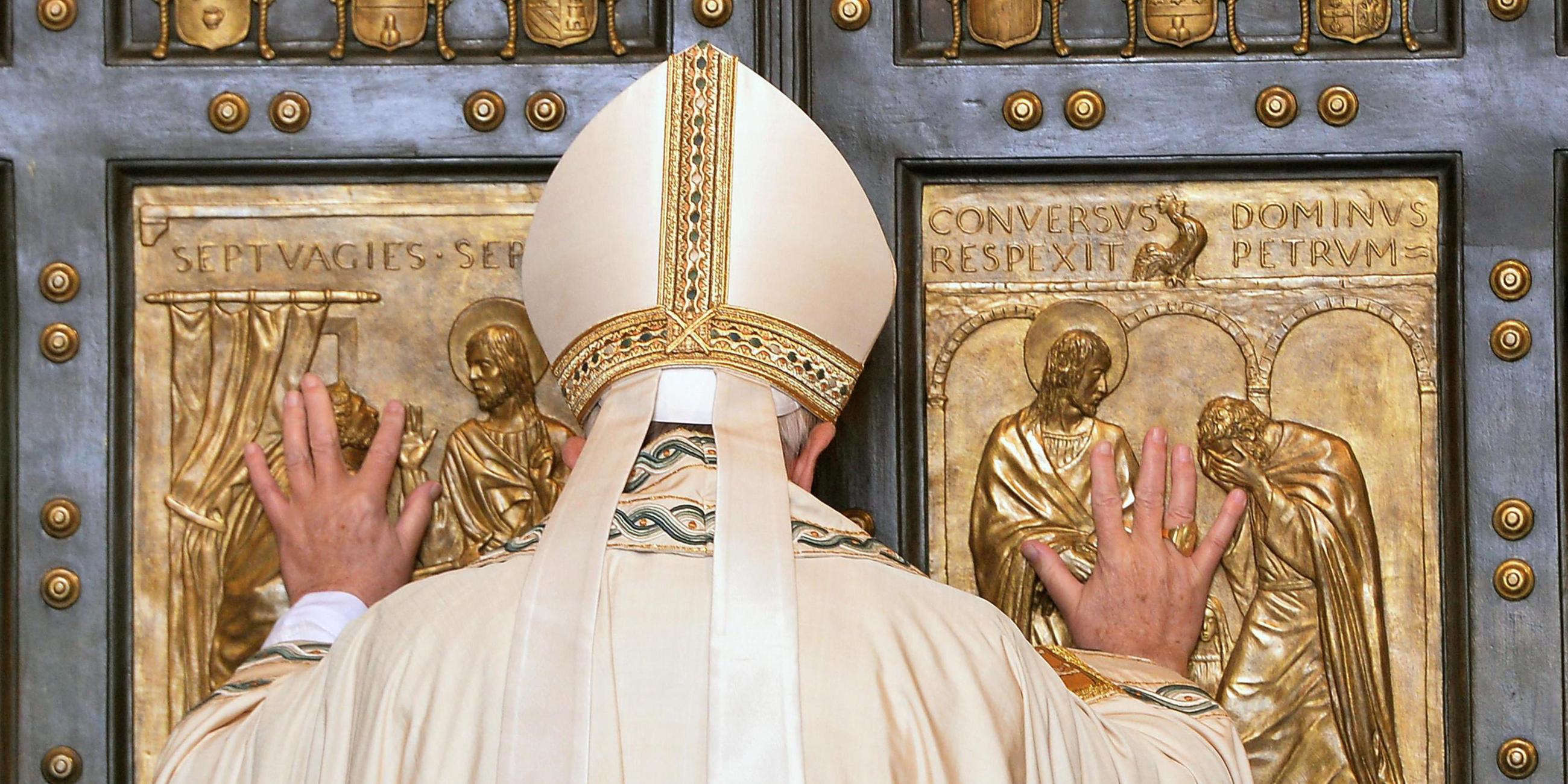 Papst Franziskus öffnet zum Heiligen Jahr der Barmherzigkeit 2016 die Heilige Pforte des Petersdoms.