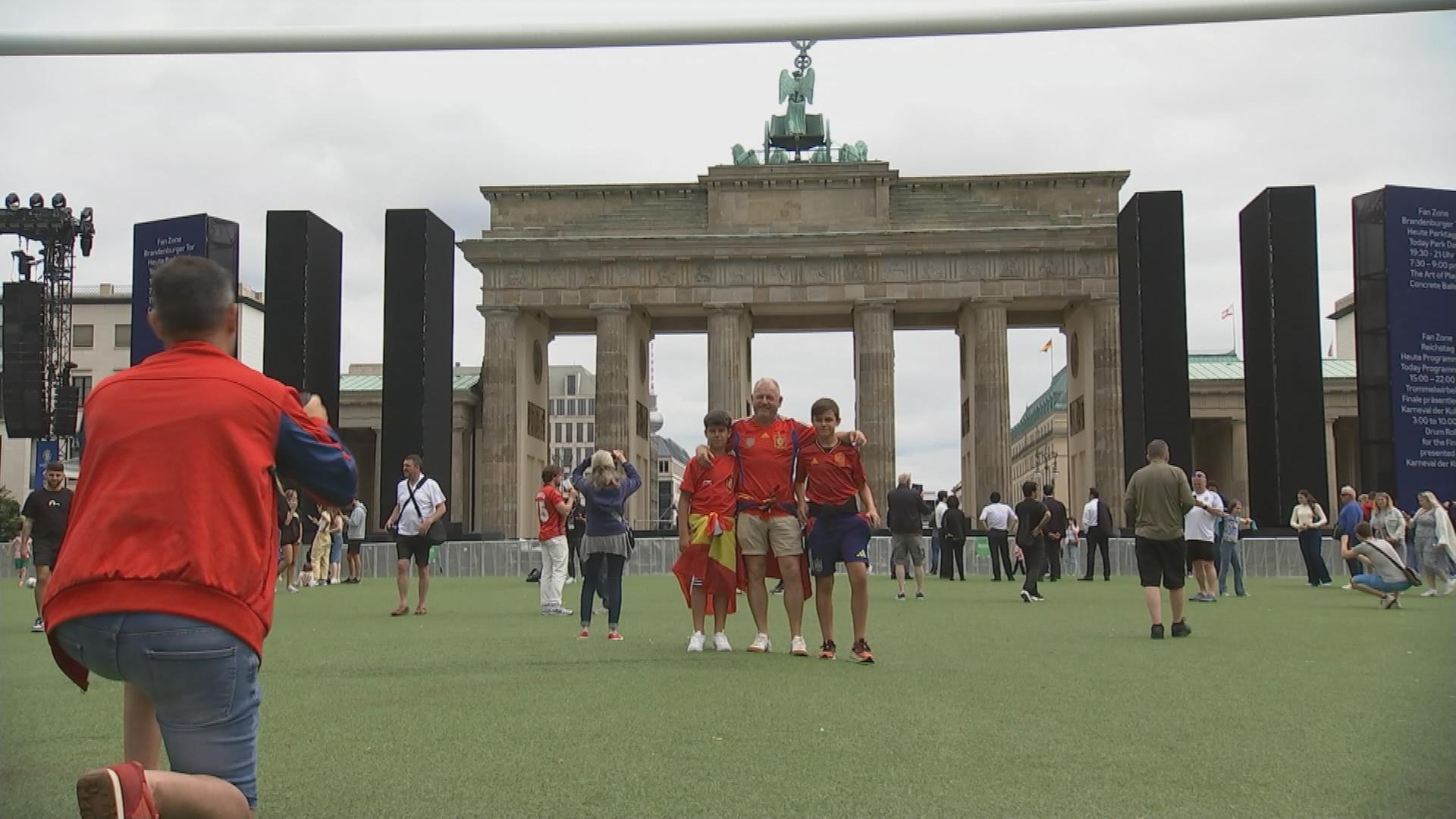 Fans vor Brandenburger Tor