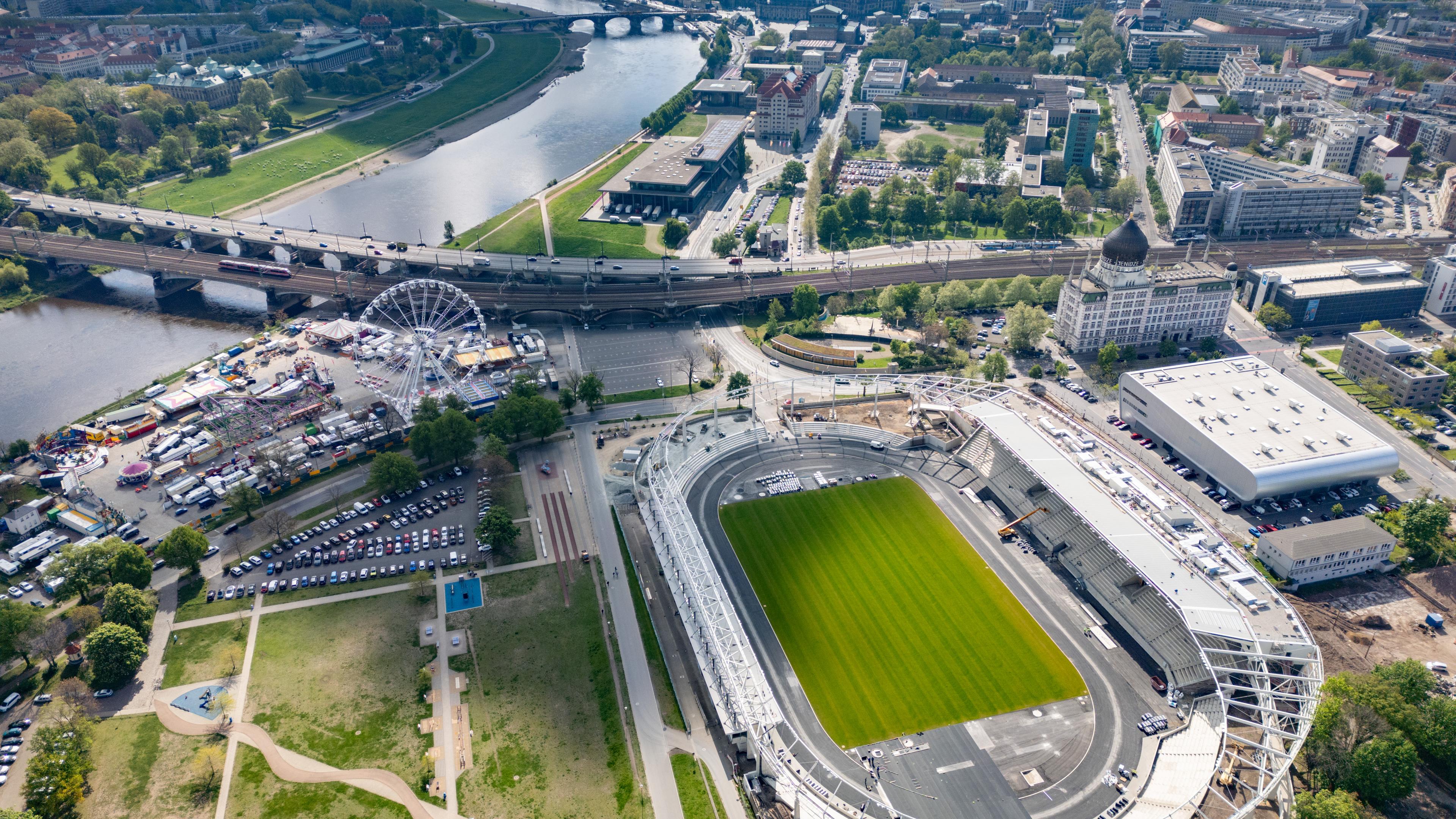 Luftaufnahme mit Drohne vom 18.04.2024: Die Baustelle des Heinz-Steyer-Stadions im Sportpark Ostra nahe der Dresdner Altstadt an der Elbe.