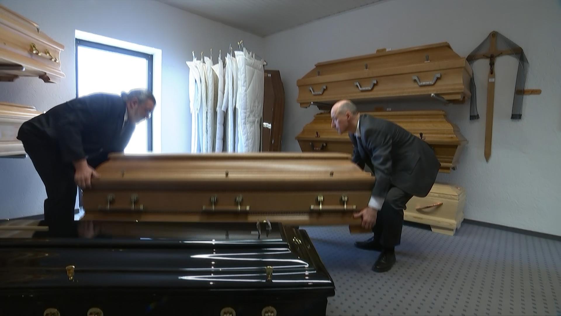 Corona Und Beerdigungen Bestatter In Einer Standigen Gefahrenzone Zdfheute