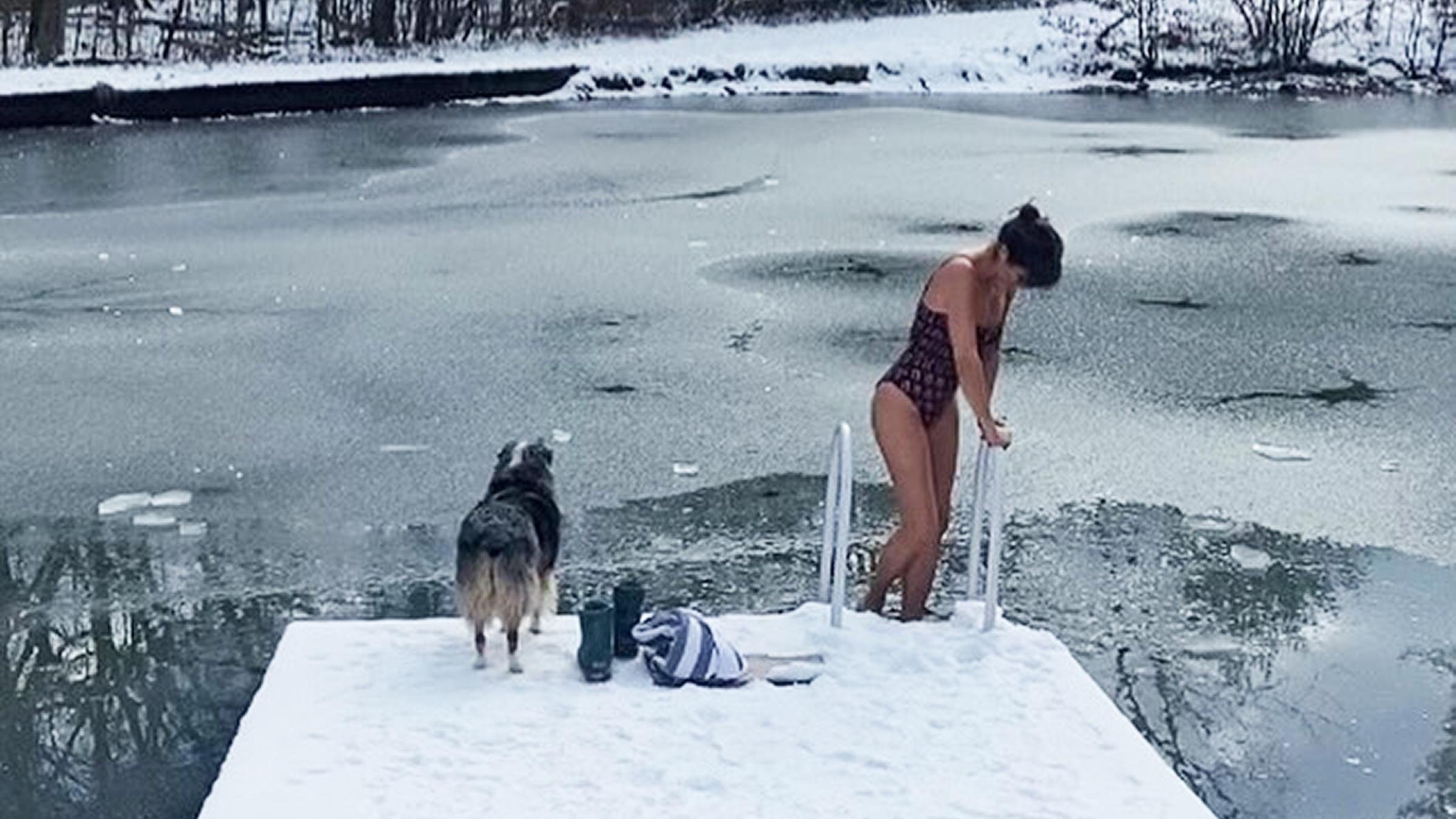 Helena Christensen und ihr Hund "Kuma" beim Eisbaden. 