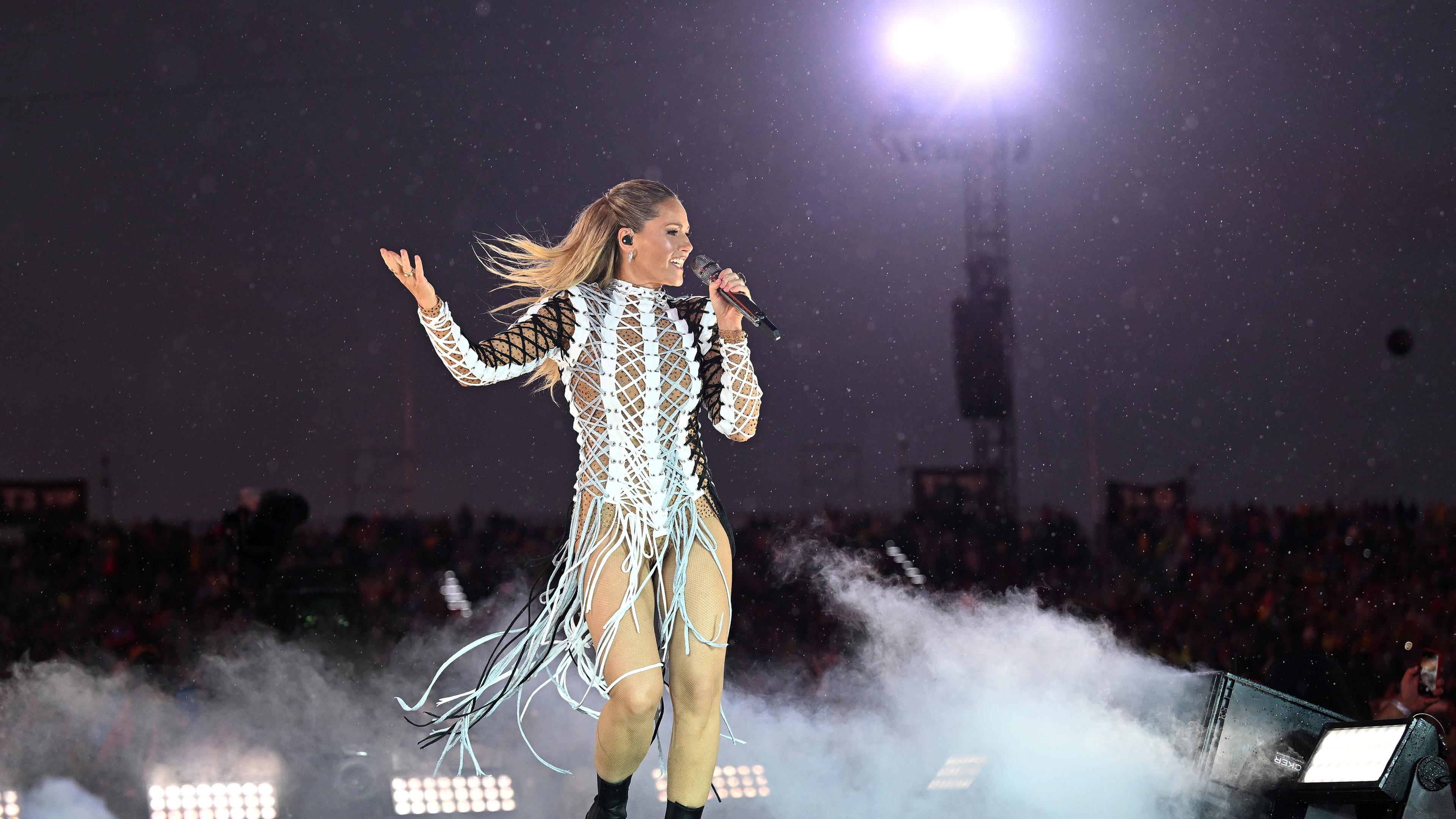 Helene Fischer performt bei einem Open-Air-Konzert bei Nacht - 2022 