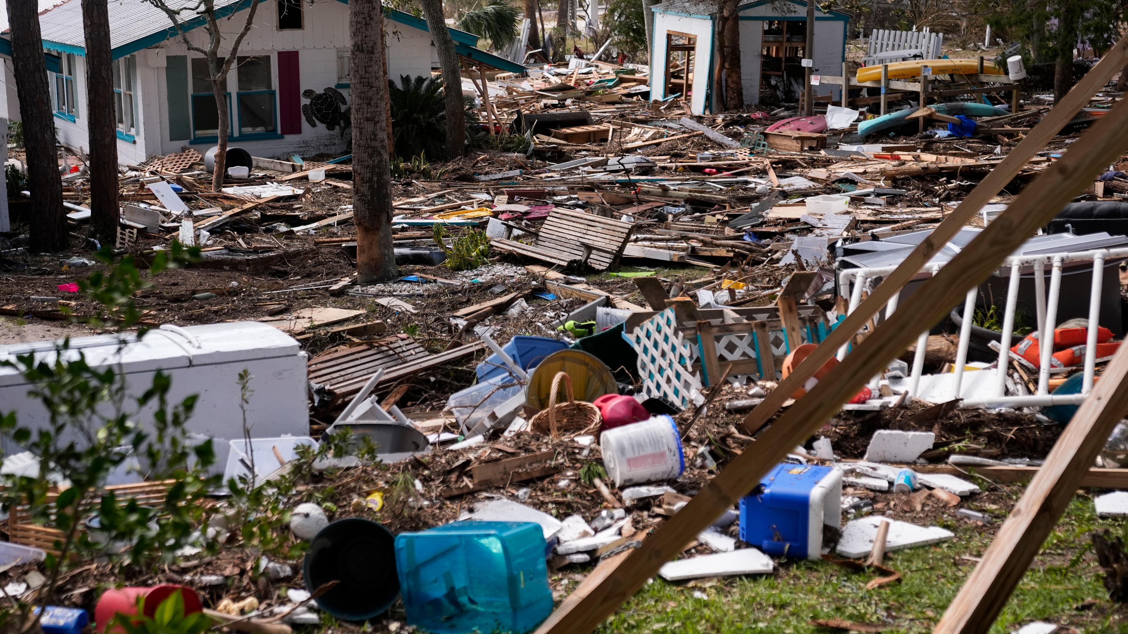 Zerstörte Häuser in Cedar Key, nachdem Sturm "Helene" durch den US-Staat Florida gezogen ist.