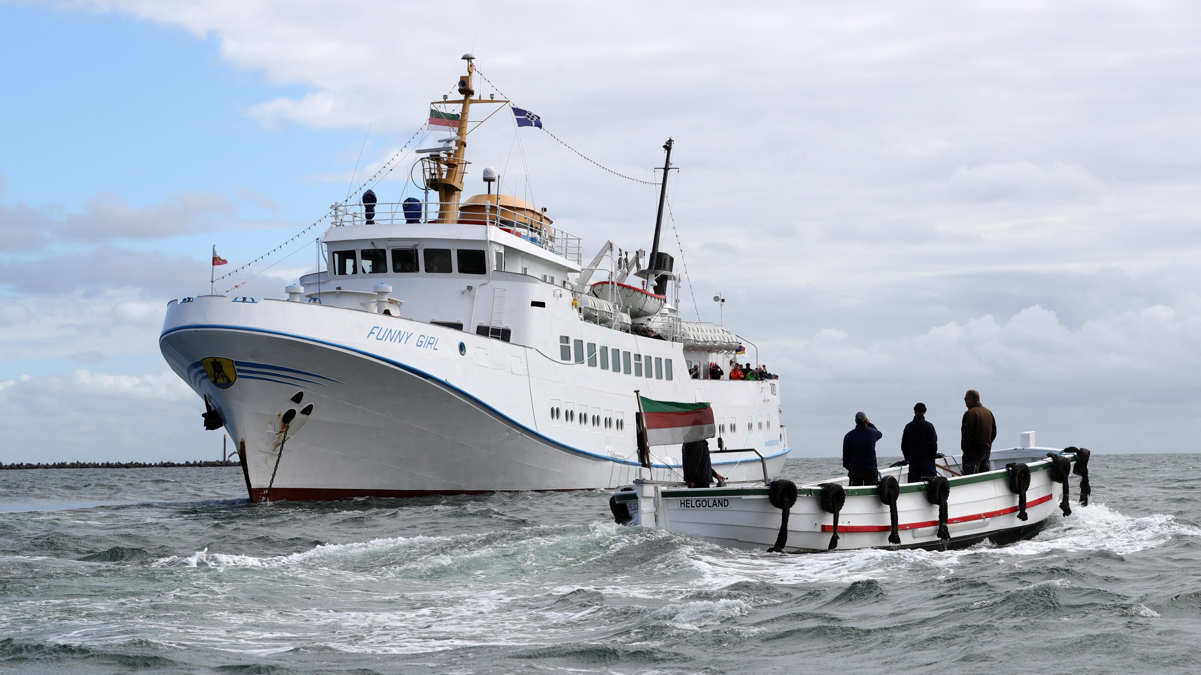 Ein Börteboot ist am 29.08.2016 vor Helgoland (Schleswig-Holstein) auf dem Weg zu dem Fahrgastschiff "Funny Girl"