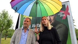 Madeleine Henfling und Bernhard Stengele präsentieren unter einem Dach den Wahlkampf der Grünen zur Landtagswahl in Thüringen.