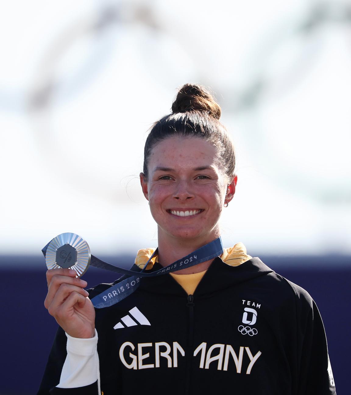 10.08.2024, Olympia 2024, Golf, Einzel, Damen, 4. Runde: Esther Henseleit aus Deutschland zeigt nach der Siegerehrung ihre Silbermedaille.