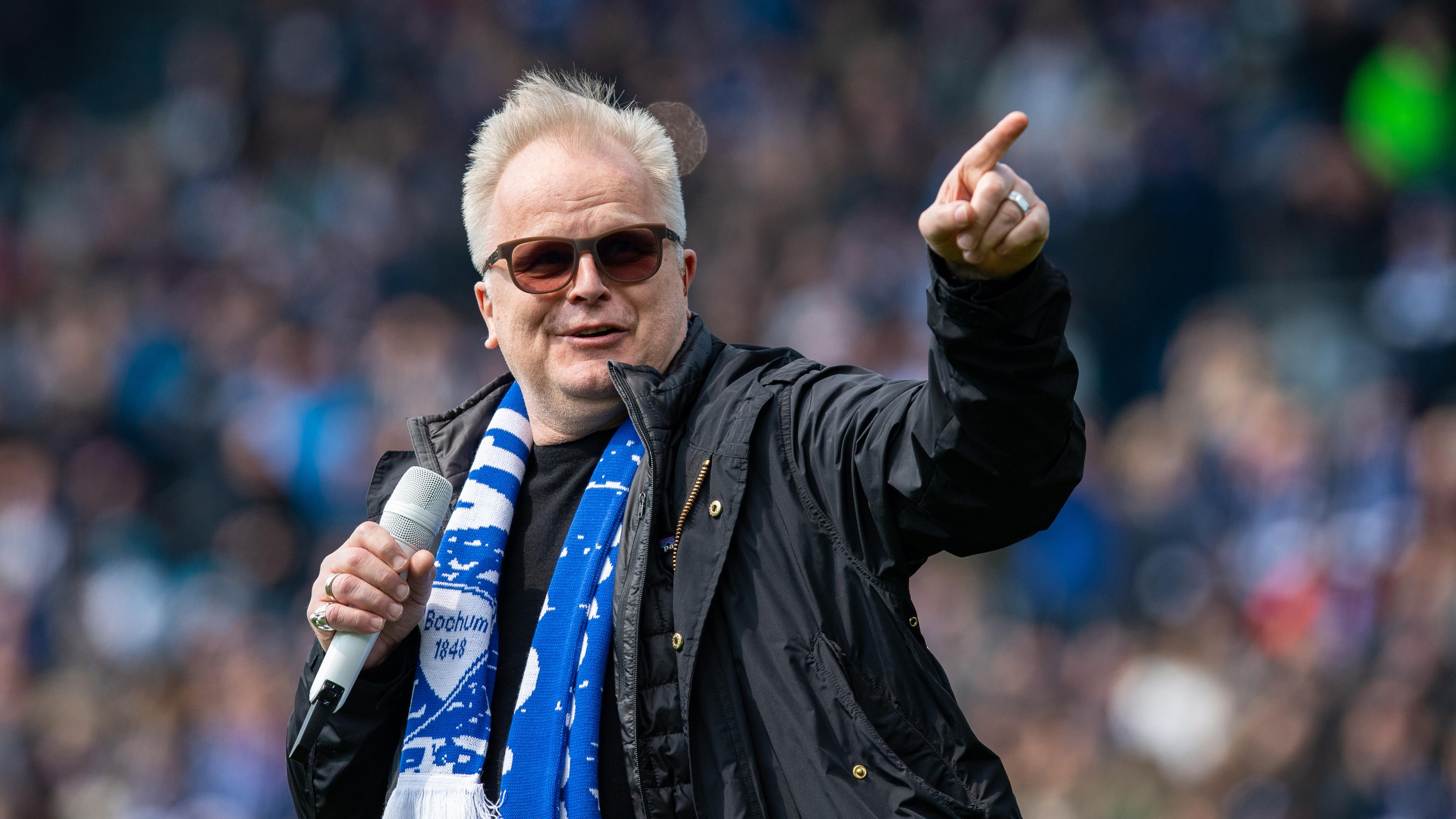 Archiv:  Herbert Grönemeyer singt vor dem Spiel des VfL Bochum. 