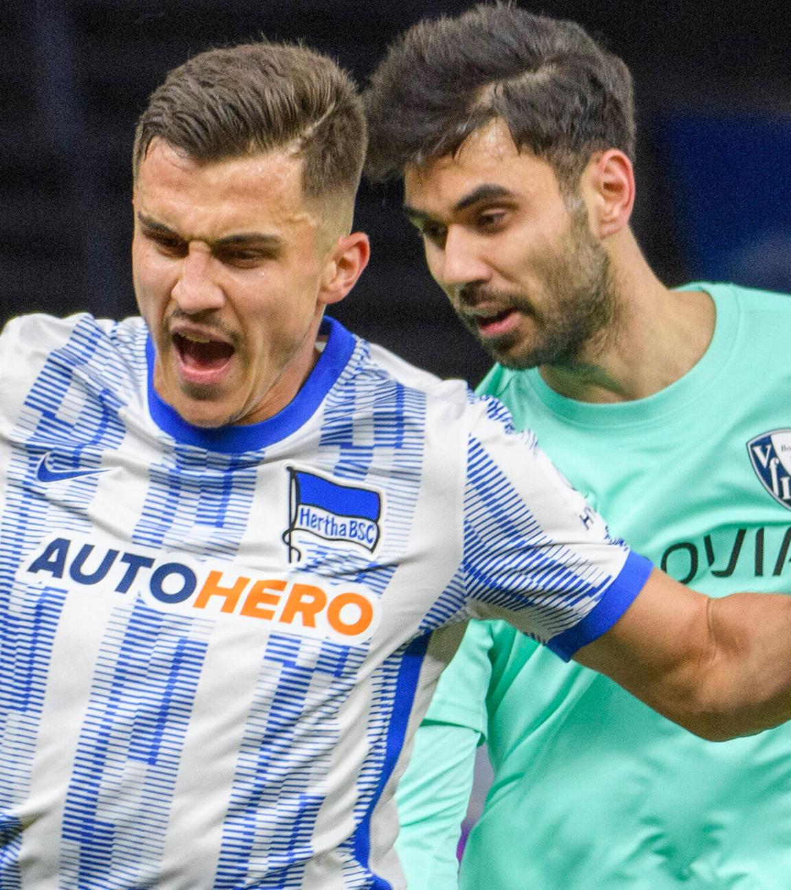 V.l. Gerrit Holtmann (VfL Bochum, 17), Marc Oliver Kempf (Hertha BSC, 20), im Spiel Hertha BSC gegen VfL Bochum, am 04.02.2022.