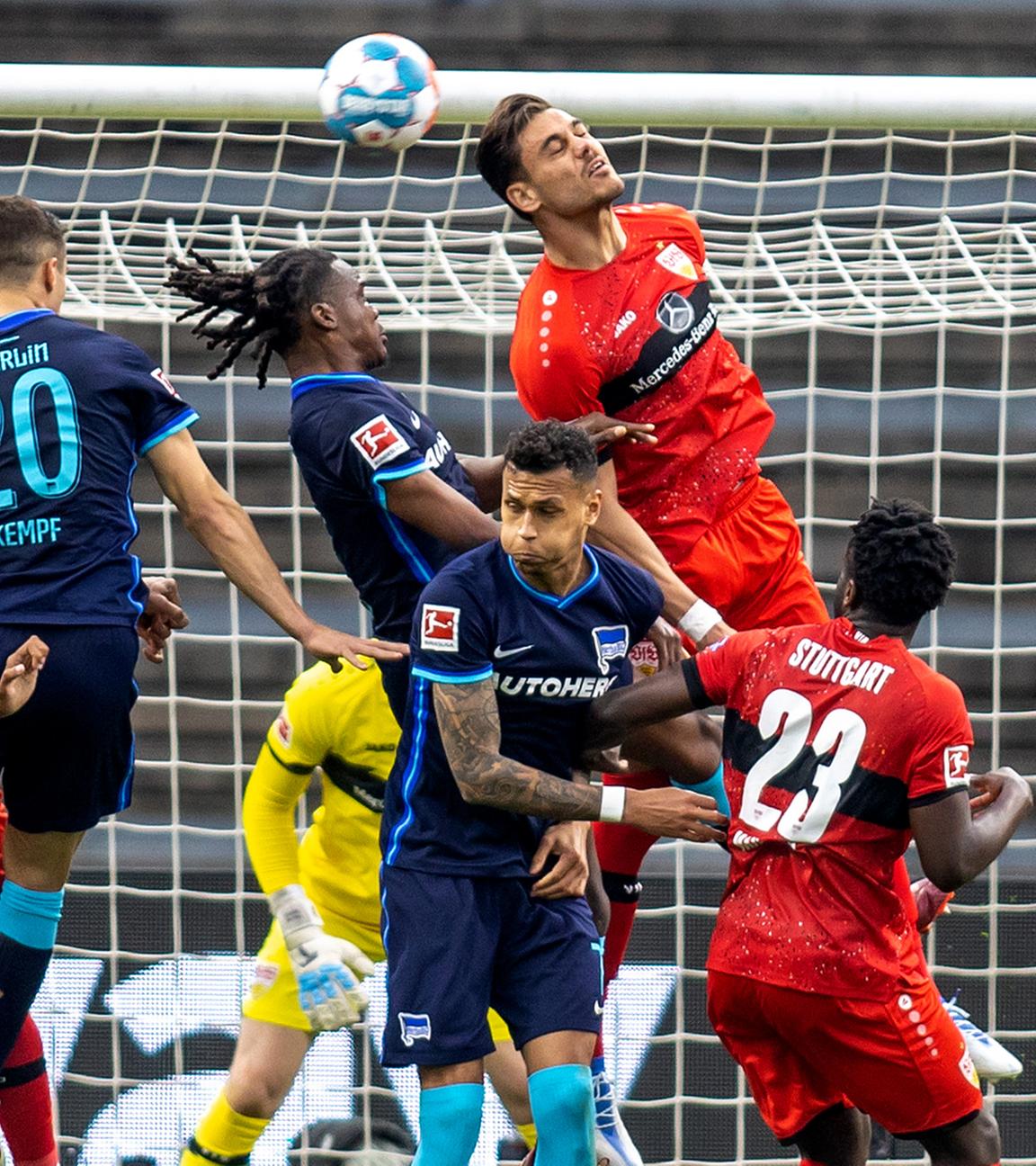 Berlins Dedryck Boyata und Marc Oliver Kempf springen zum Kopfball gegen Hiroki Ito von VfB Stuttgart nach einem Eckstoß.