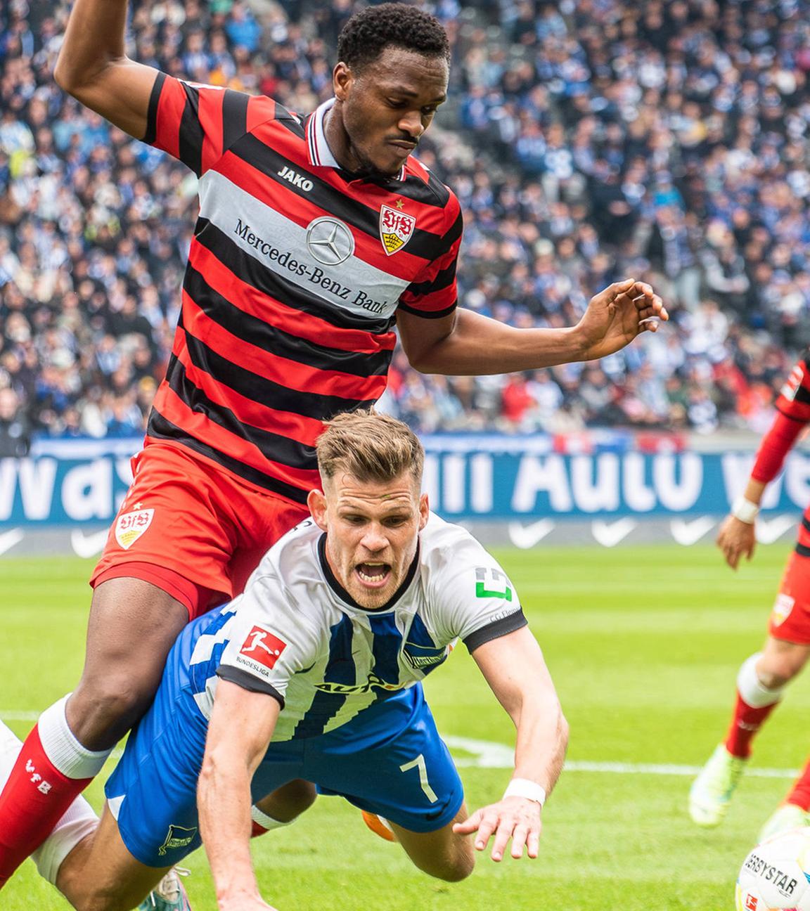 Dan-Axel Zagadou (VfB Stuttgart, 23) und Florian Niederlechner (Hertha BSC Berlin, 7) im Zweikampf.