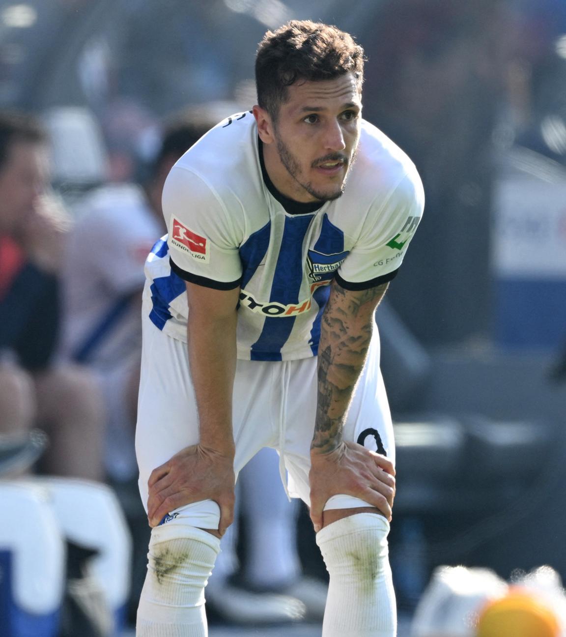 Stevan Jovetic und Dodi Lukebakio (Hertha BSC) sind nach dem Spiel enttäuscht.