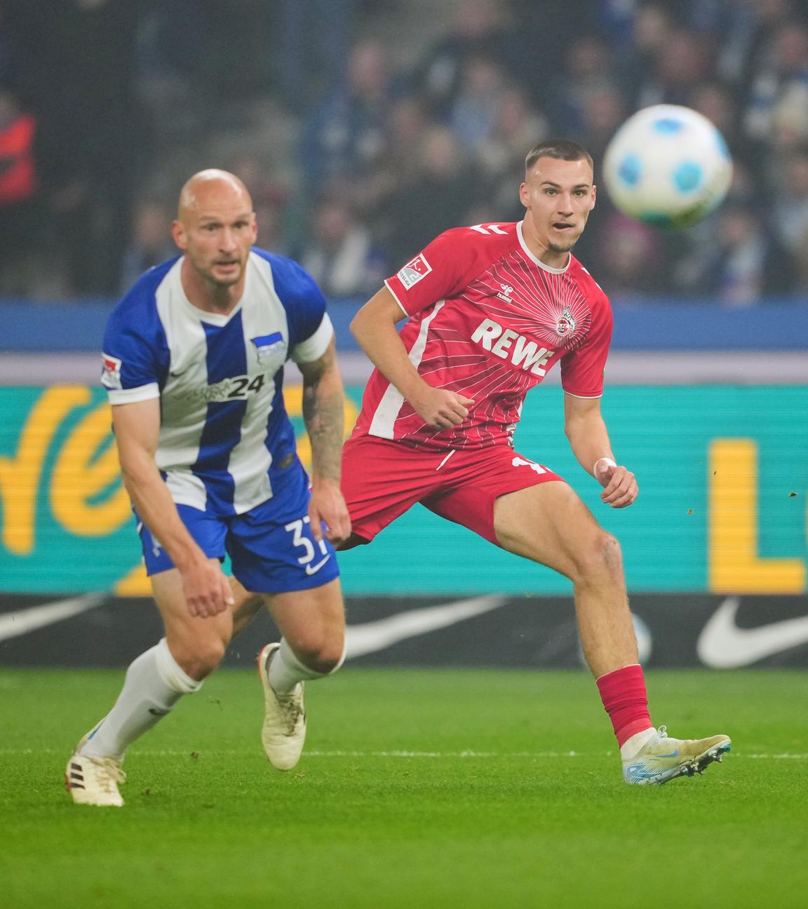 Tim Lemperle (r) schießt vor Herthas Spielern Toni Leistner (M) und Kevin Sessa auf das Tor.