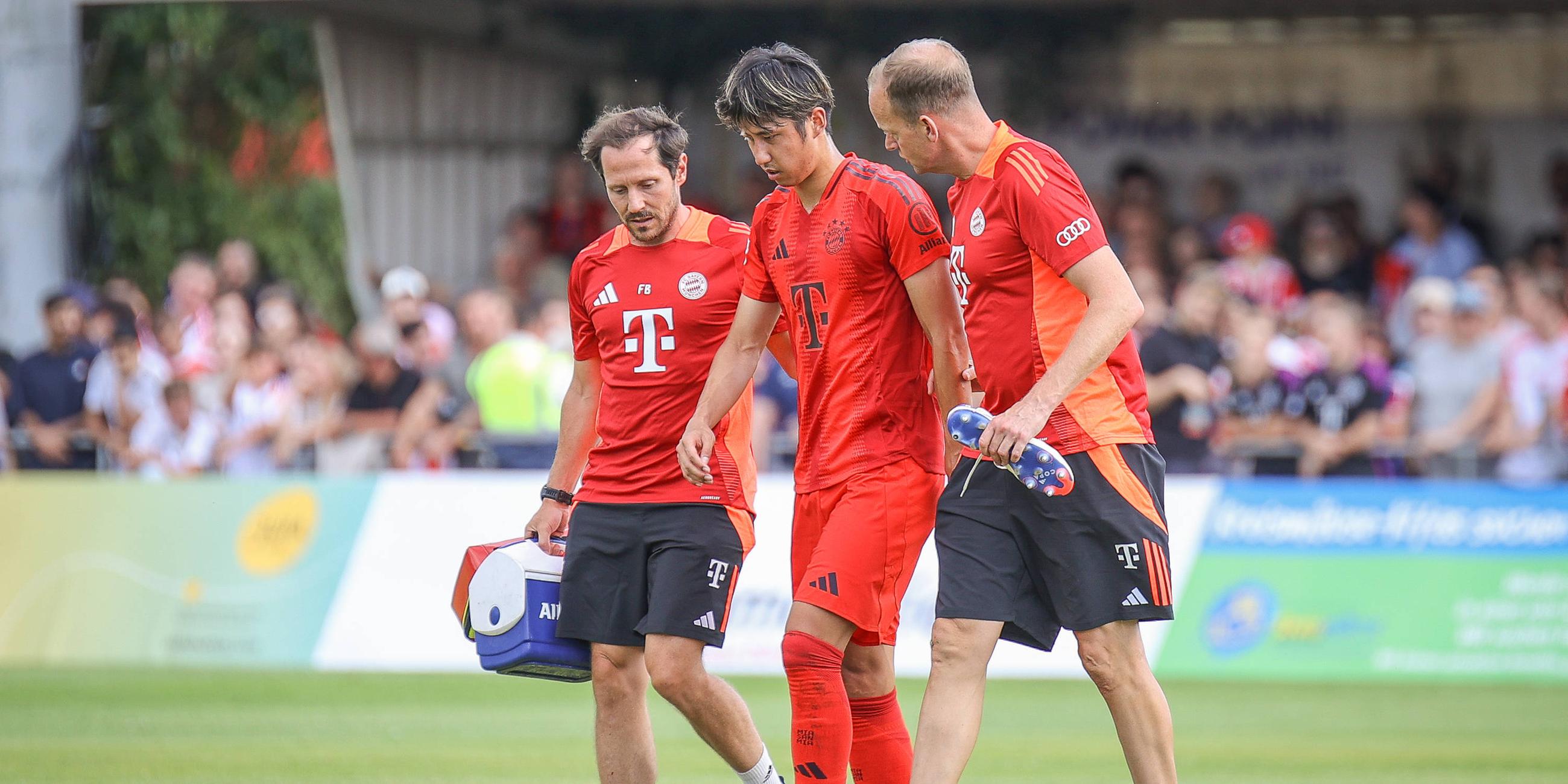 Hiroki Ito (FC Bayern München 21) verlässt das Spielfeld.