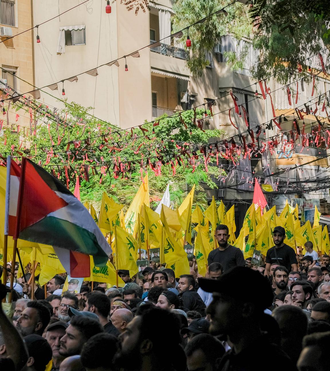 Hisbollah-Anhänger folgen den Särgen bei der Beerdigung von Ibrahim Aqil