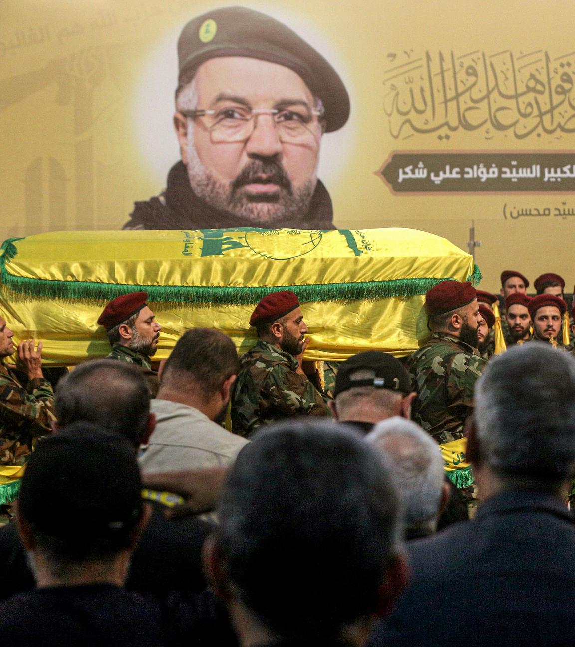 Hisbollah-Kämpfer tragen den mit einer Fahne bedeckten Sarg des obersten Befehlshaber der Terrororganisation «Hisbollah» Fouad Shukur