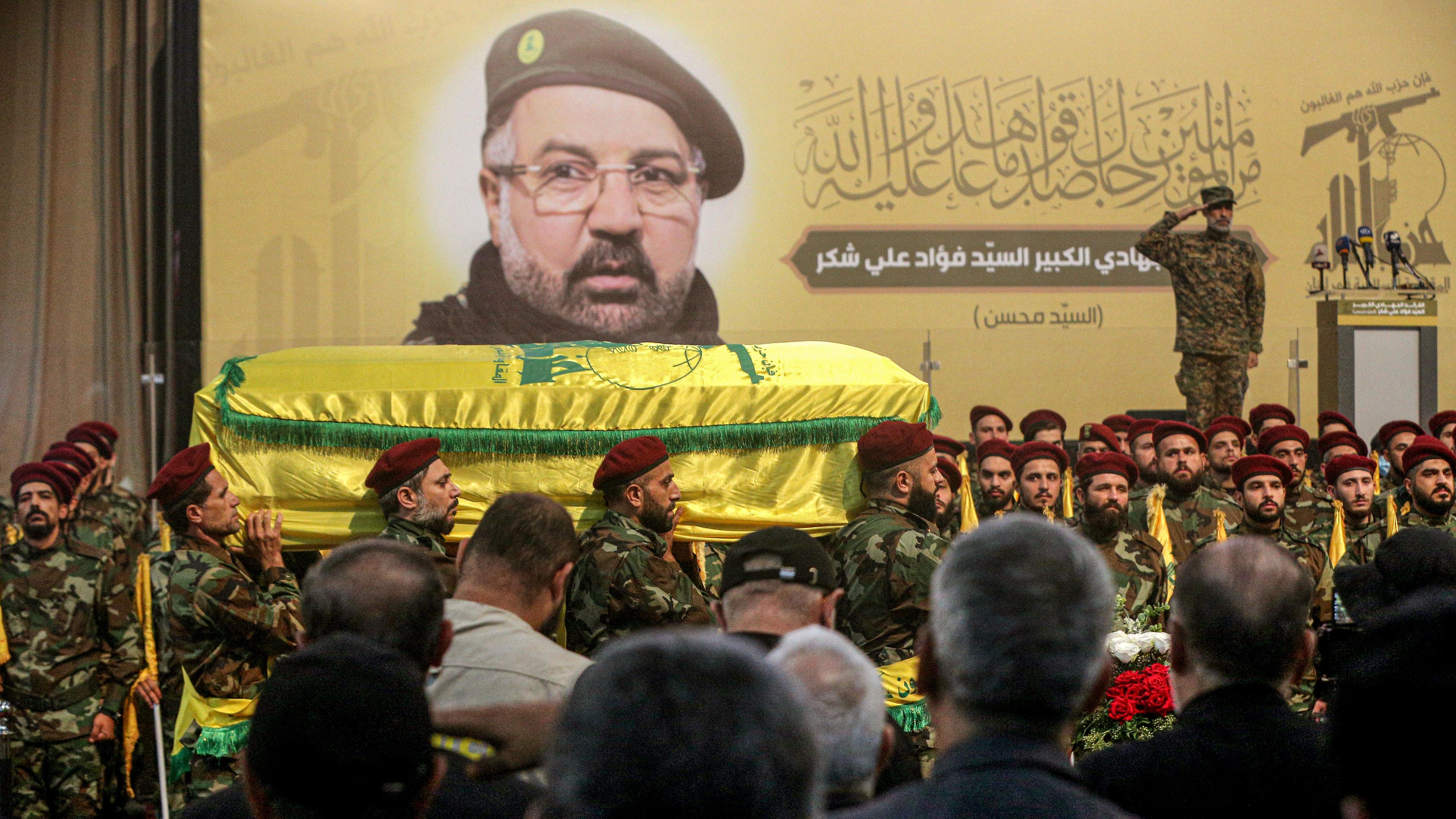 Hisbollah-Kämpfer tragen den mit einer Fahne bedeckten Sarg des obersten Befehlshaber der Terrororganisation «Hisbollah» Fouad Shukur