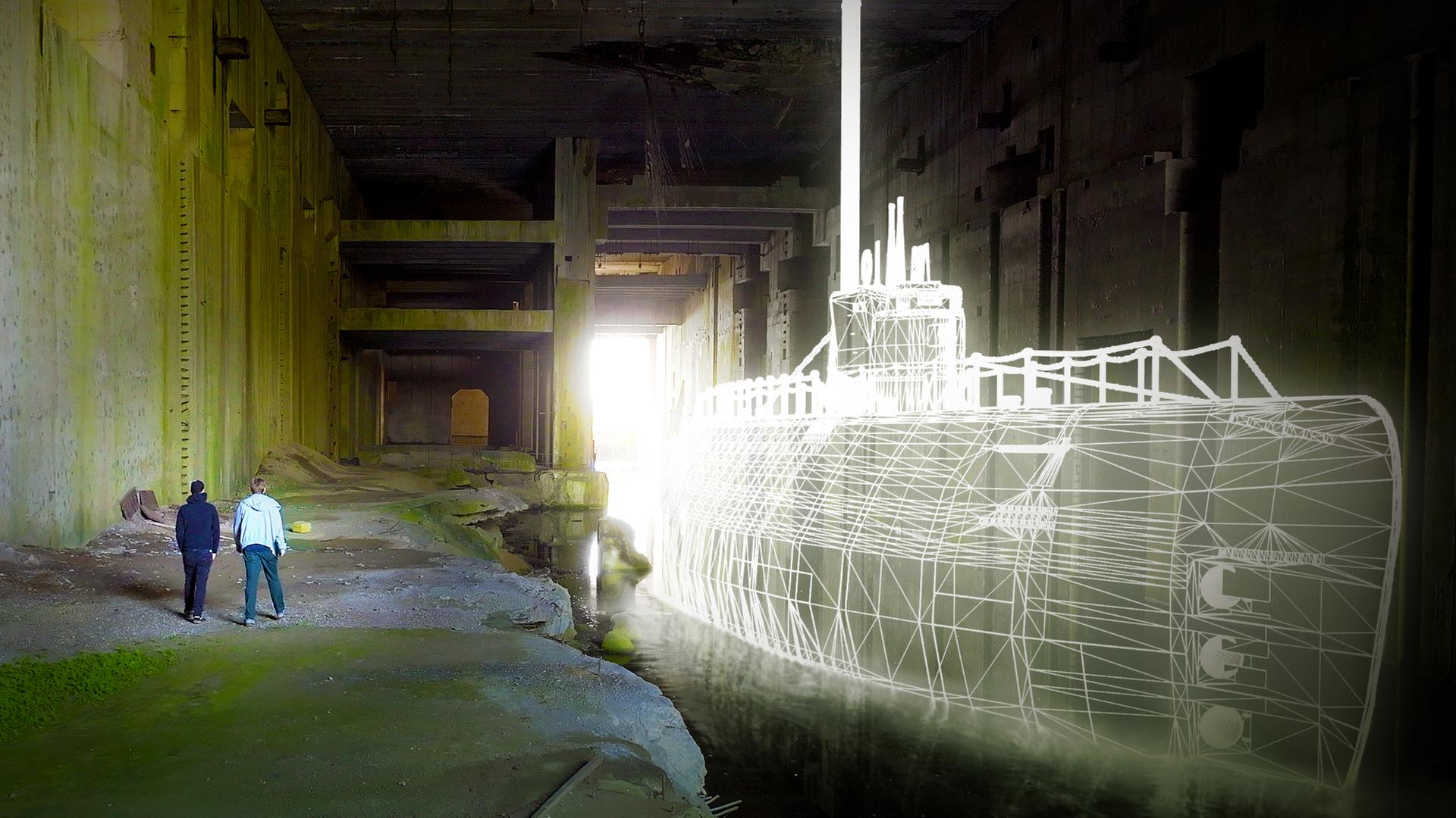 Die Historiker Dr. Marcus Meyer und David Torgovnikov gehen im Bunkerinneren an einem Tauchbecken entlang. Eine Grafik zeigt ein U-Boot im Wasser des Tauchbeckens. Im Hintergrund befindet sich ein Tor in der Wand, durch das Tageslicht eindringt.