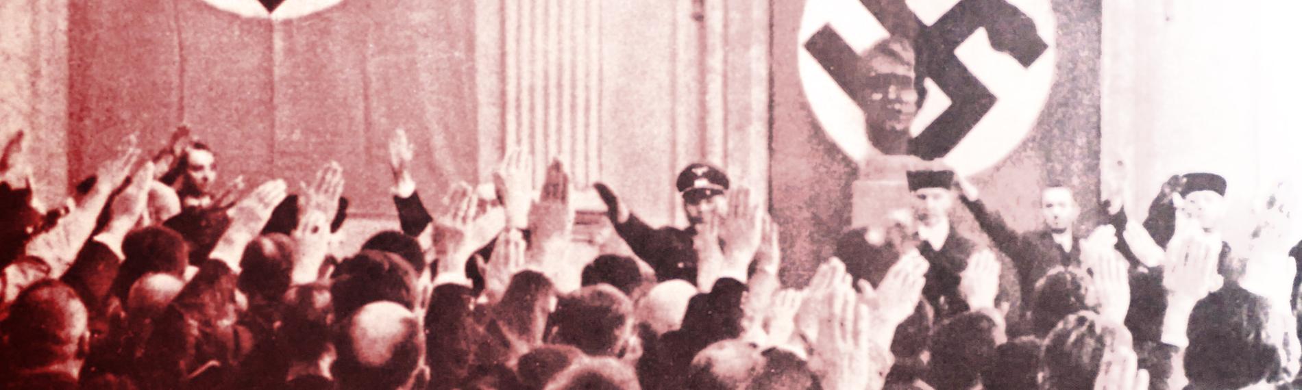 Der Richter Roland Freisler zeigt den Hitlergruß am Reichsgerichtshof, viele andere Menschen sind anwesend