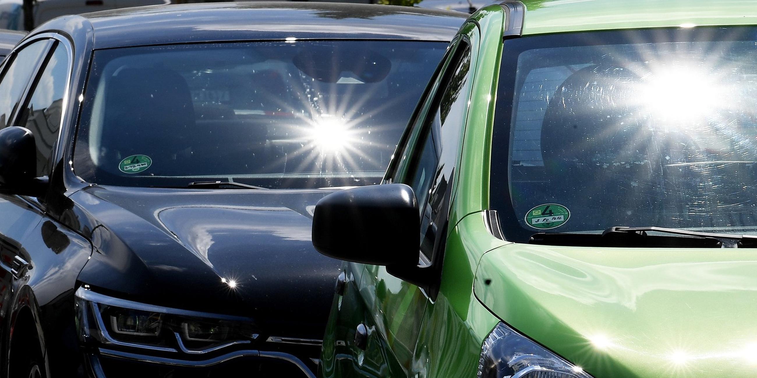 Die Sonne scheint auf parkende Autos