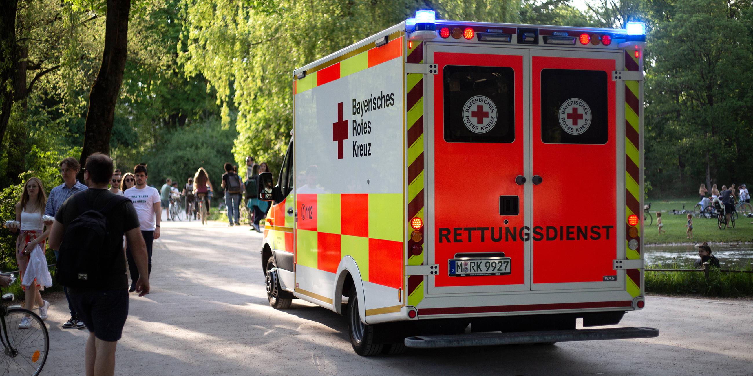 Rettungswagen an einem heißen Tag im Englischen Garten in München