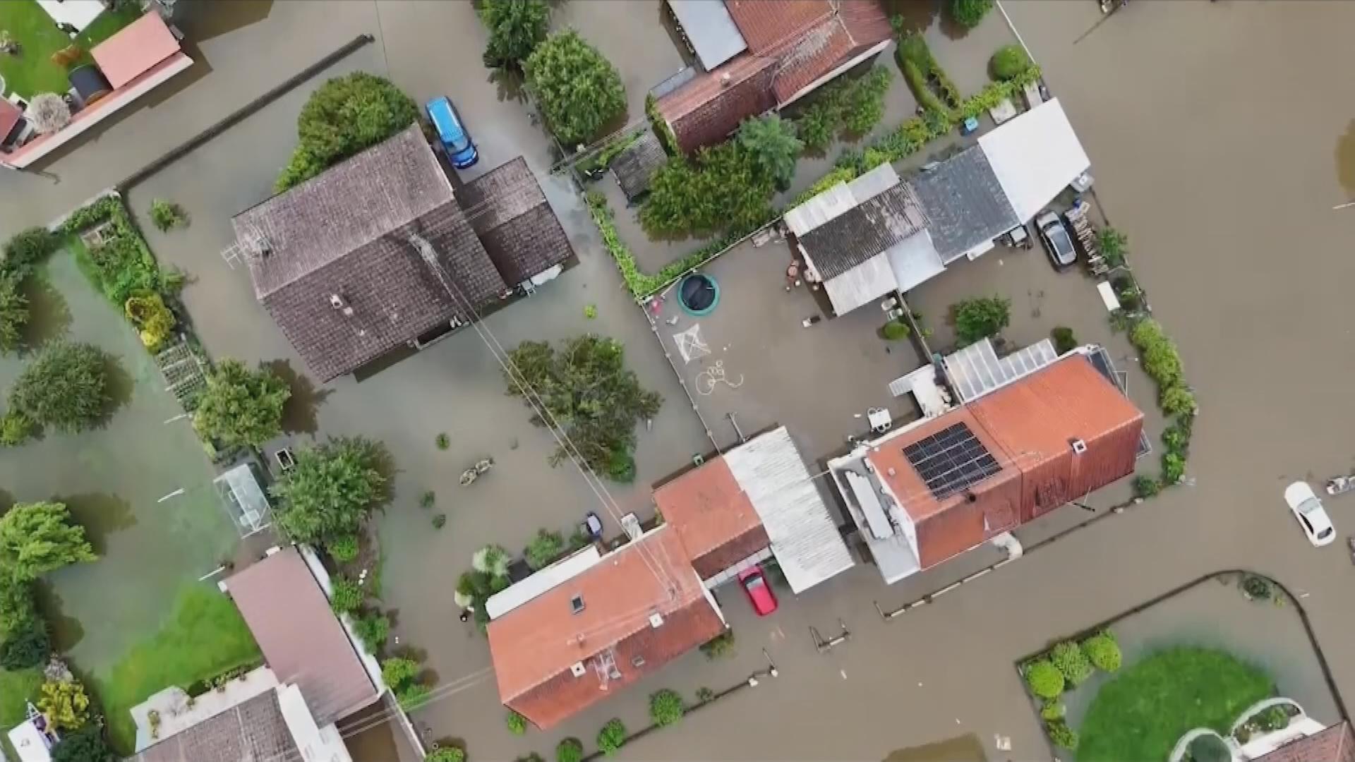 Hochwasser zwischen Häusern