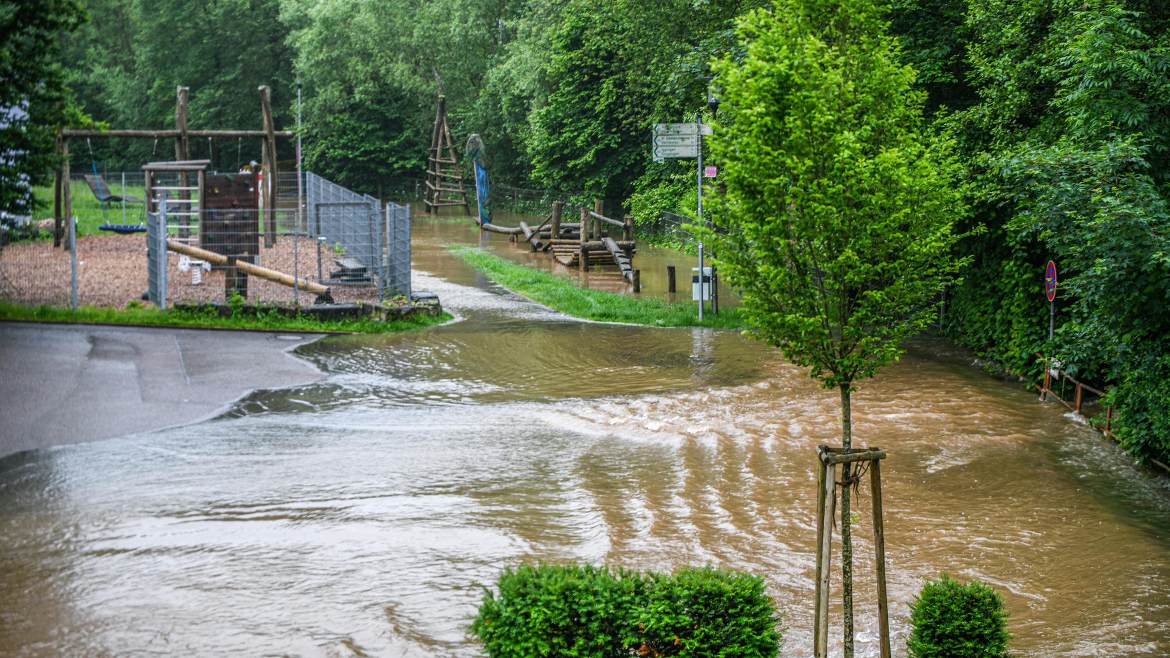 Teile von Leinzell sind überflutet, nachdem der Fluss Lein über die Ufer getreten war