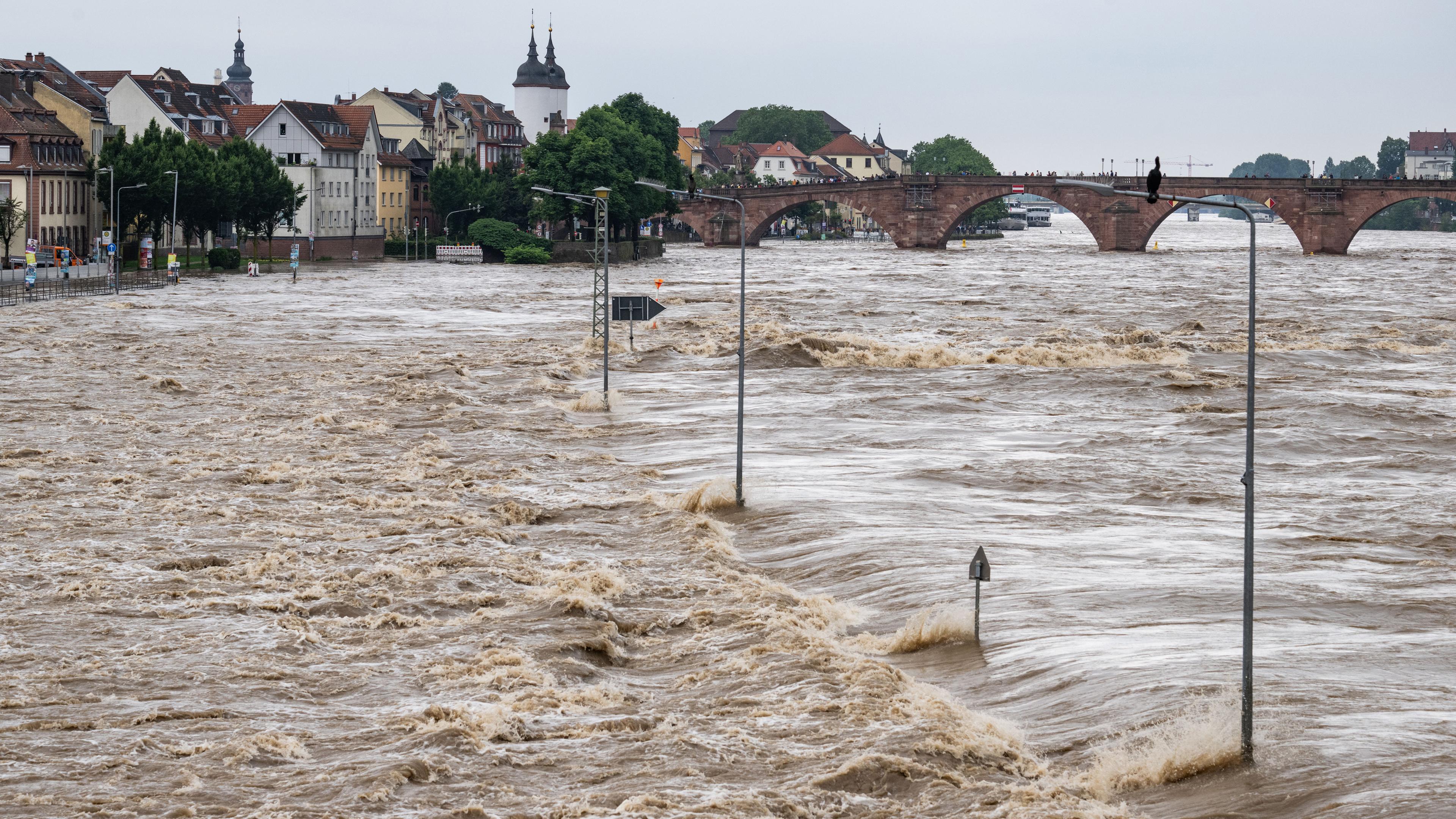 Baden-Württemberg, Heidelberg: Der Neckar ist auf Höhe der historischen Altstadt von Heidelberg bei massivem Hochwasser über die Ufer getreten.