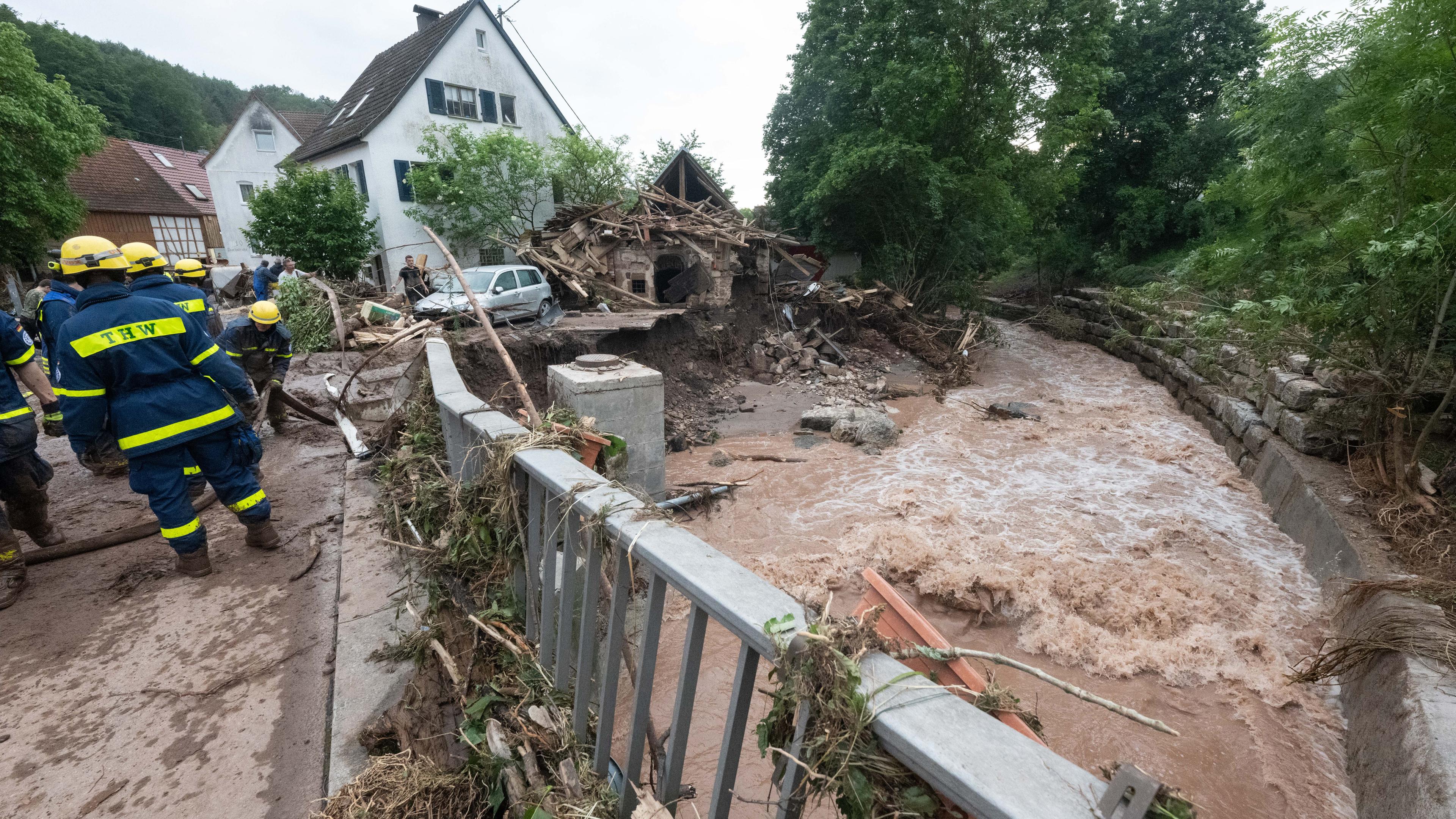Baden-Württemberg, Klaffenbach: Hochwasserschäden sind an einer Brücke zu sehen.