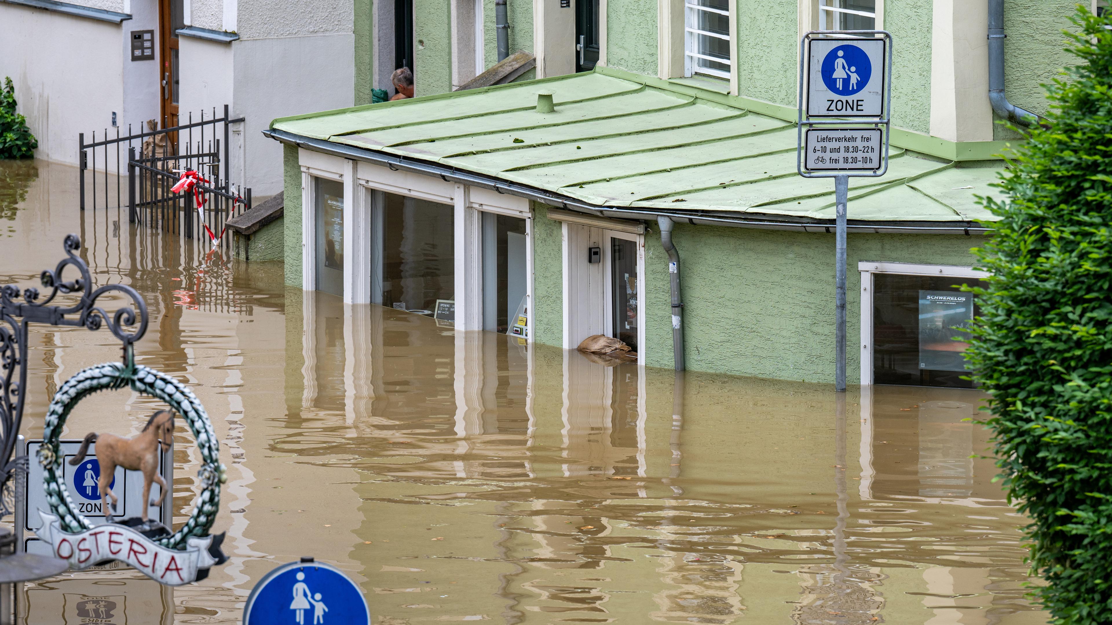 Bayern, Passau: Teile der Altstadt sind vom Hochwasser der Donau überflutet.