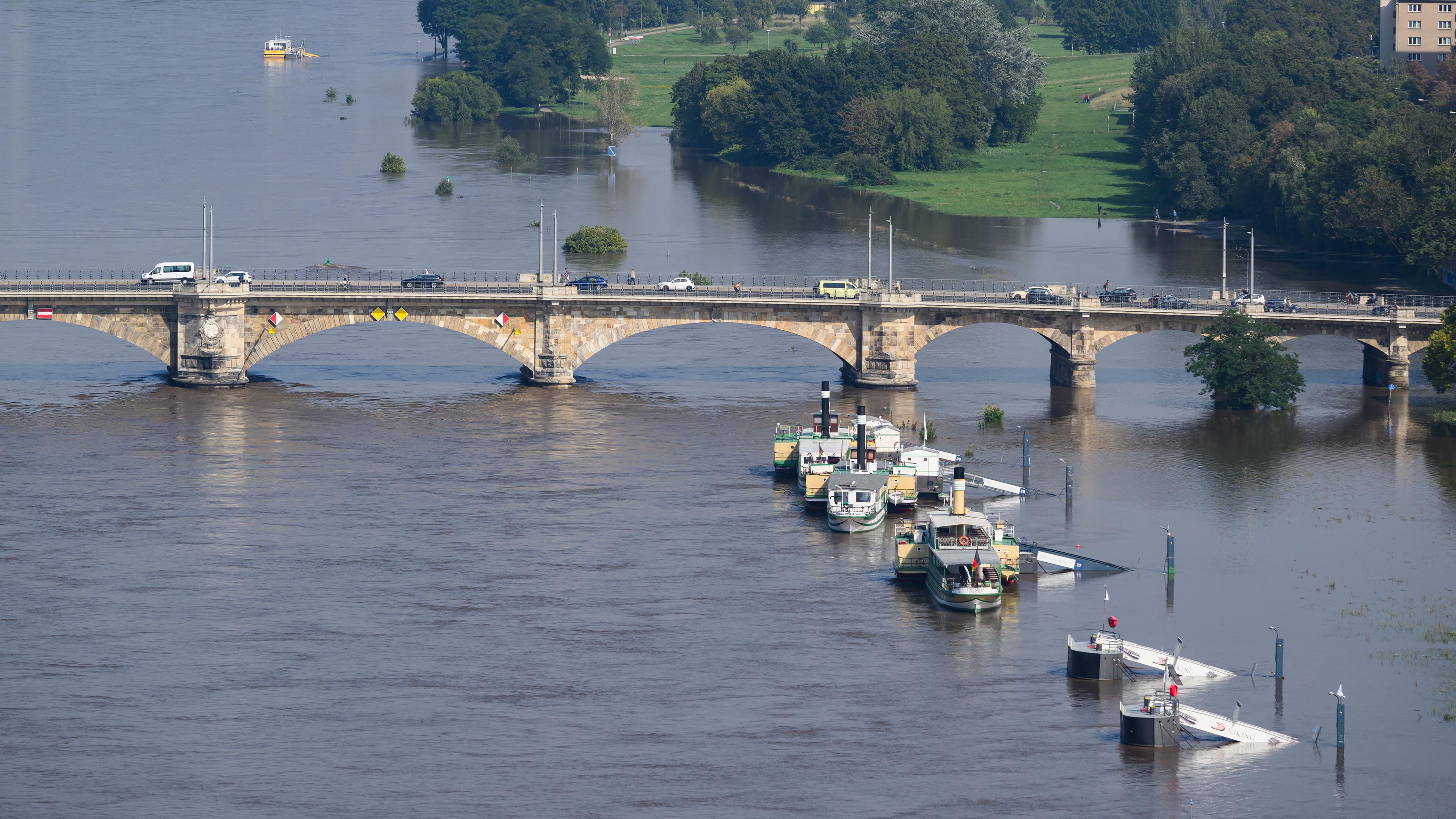 Die Anleger für die Schiffe der Sächsischen Dampfschifffahrt sind vom Hochwasser der Elbe umspült