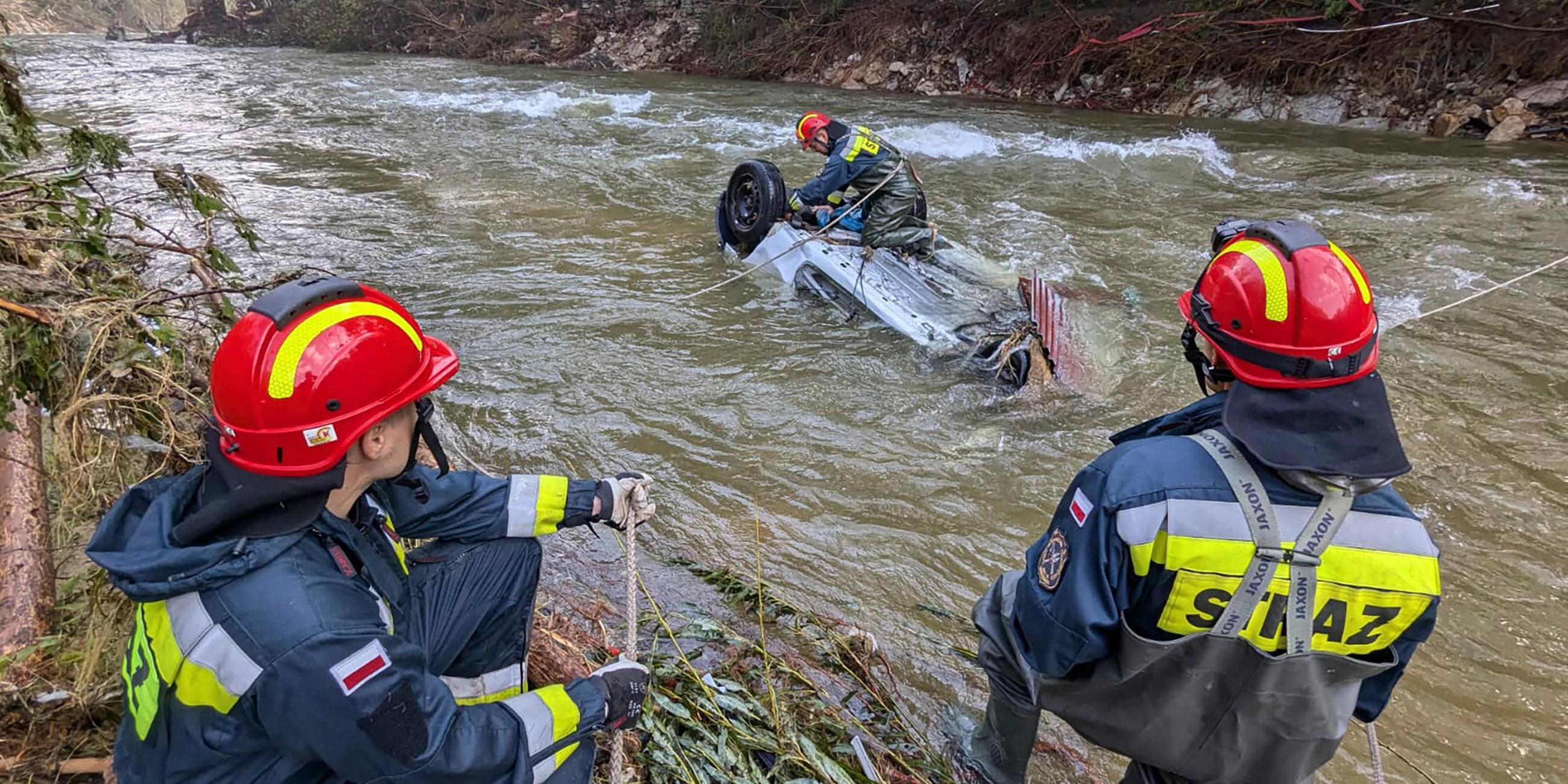 19.09.2024, Polen, Stronie Slaskie (Seitenberg): Dieses von der staatlichen Feuerwehr Polens zur Verfügung gestellte Foto zeigt Feuerwehrleute bei der Arbeit an einer Überschwemmungsstelle in der Nähe von Stronie Slaskie im Südwesten Polens.