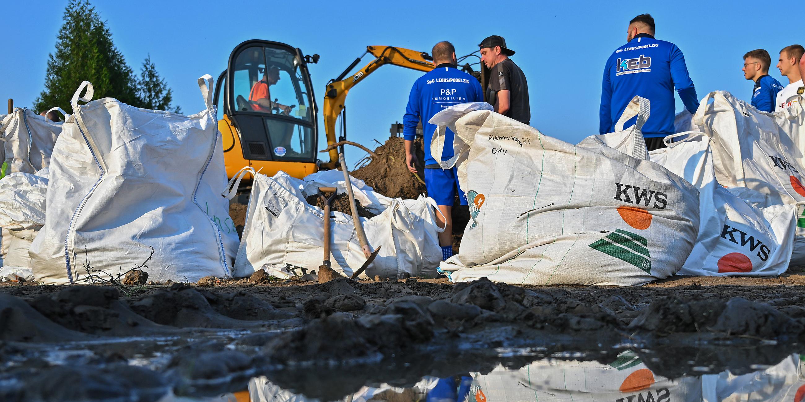 Einwohner von Lebus, einer Kleinstadt etwa zehn Kilometer nördlich von Frankfurt (Oder), befüllen Sandsäcke gegen das drohende Hochwasser vom deutsch-polnischen Grenzfluss Oder