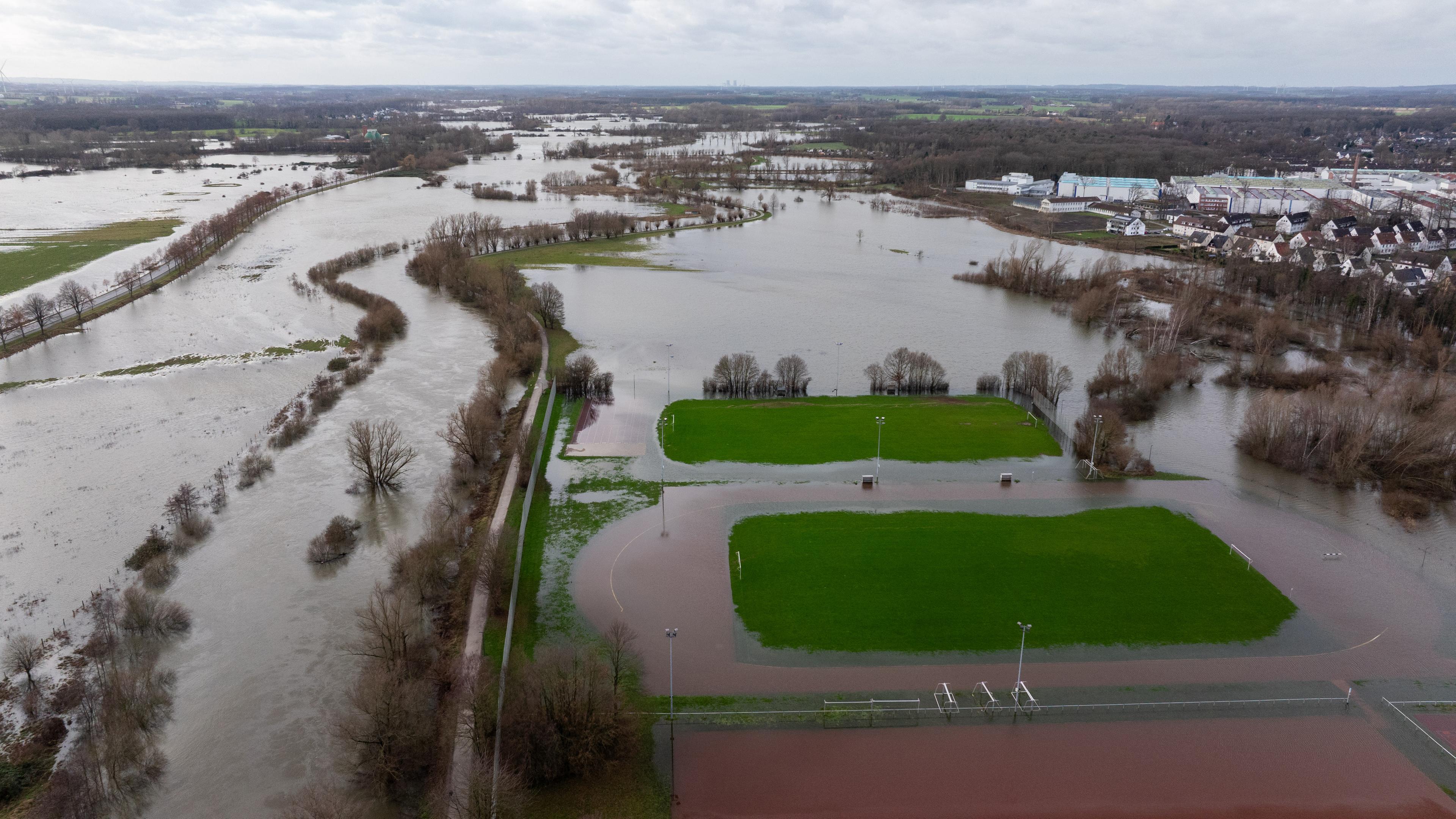  Der Fluß Lippe ist über das Ufer getreten und hat zwei Fußballplätze mit Wasser umspült. 