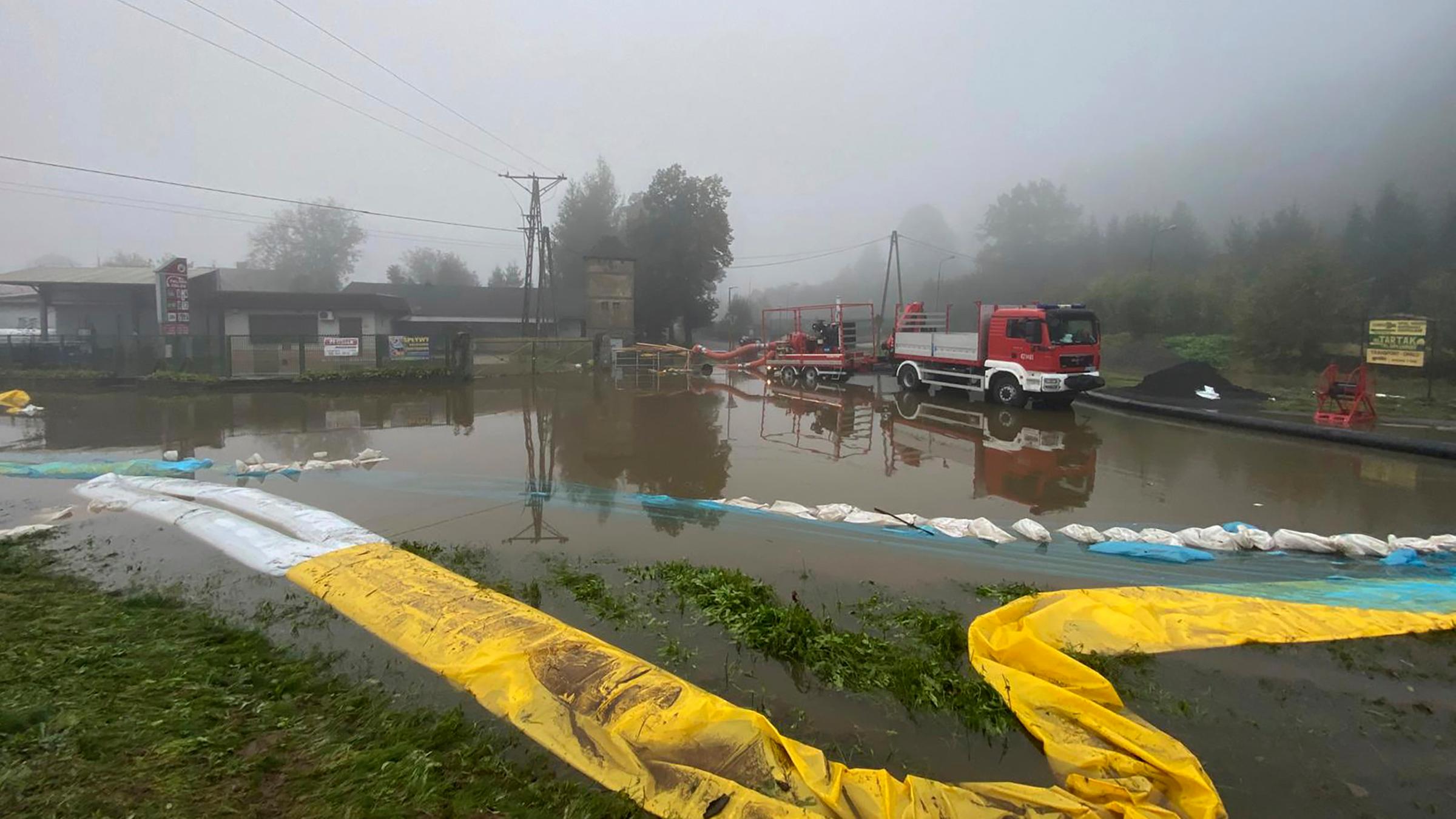 Feuerwehrleute pumpen Wasser und Schlamm von den Straßen der Stadt und helfen bei der Reinigung der von einer Hochwasserwelle heimgesuchten Stadt Glogow