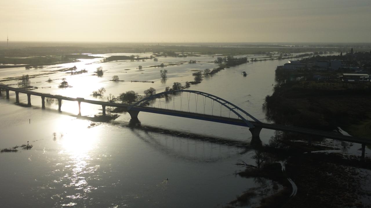 Elbe Und Weser: Hochwasserlage Vielerorts Weiter Angespannt - ZDFheute