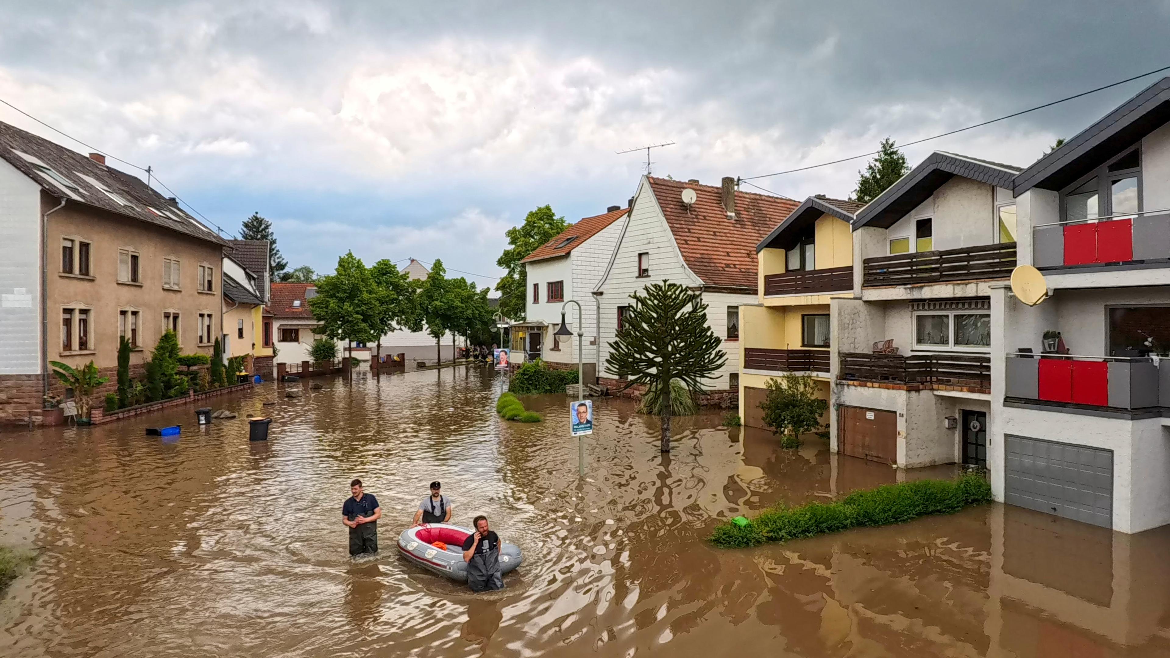 Rettungskräfte sind im Einsatz im Schlauchboot beim Hochwasser in Kleinblittersdorf im Saarland
